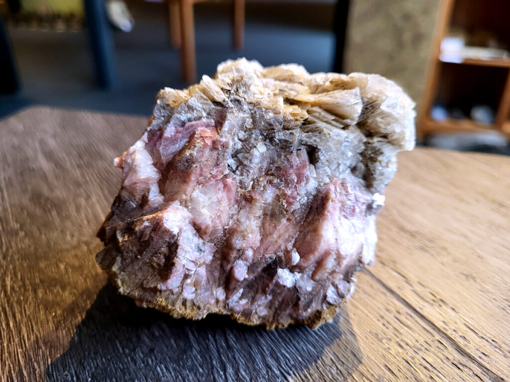 <strong>Regenboog Calciet, 0,5 kg, 5,- euro, nr. 2</strong>

Calciet, Regenboog Calciet

<strong>Regenboog Calciet is een krachtige combinatie van calcietvariëteiten (vaak rood, groen, oranje en wit) die bekend staat om het harmoniseren van alle chakra's en het bevorderen van emotionele en spirituele groei. Deze steen absorbeert negatieve energie, stimuleert het immuunsysteem, verhoogt het zelfvertrouwen en helpt bij het loslaten van oude patronen. </strong>
<strong>Kenmerken en Werking van Regenboog Calciet:</strong>
<strong>Spirituele & Emotionele Werking:</strong> Het is een steen van verbinding en harmonie, die zorgt voor een positieve instelling, hoop en moed. Het verbindt de lagere en hogere chakra's en helpt om het hart te openen, volgen.
<strong>Het werkt ondersteunend bij stress en zwaarmoedigheid.</strong>
<strong>Fysieke Werking:</strong> Regenboog Calciet wordt vaak geassocieerd met het stimuleren van de stofwisseling, het versterken van het immuunsysteem en het bevorderen van de opname van calcium in het lichaam. Het kan ondersteunen bij de genezing van huid, bindweefsel en botten.
<strong>Toepassingen:</strong> De steen is zeer geschikt om in een ruimte te plaatsen om de energie te zuiveren en in balans te brengen. Het wordt ook gebruikt om de concentratie te verbeteren.
<strong>Uiterlijk: </strong>Het is vaak een combinatie van kleuren (rood, groen, wit) die samen een prachtig geheel vormen, vaak met aardende, donkere randjes. 
<strong>Regenboog Calciet werkt zacht, maar zeer duidelijk en is daardoor een fijne steen voor persoonlijke ontwikkeling. </strong>