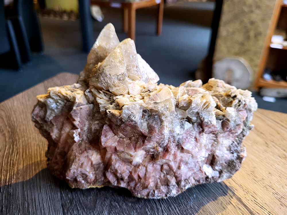 <strong>Regenboog Calciet, 1,2 kg, 12,- euro, nr. 3</strong>

Calciet, Regenboog Calciet

<strong>Regenboog Calciet is een krachtige combinatie van calcietvariëteiten (vaak rood, groen, oranje en wit) die bekend staat om het harmoniseren van alle chakra's en het bevorderen van emotionele en spirituele groei.</strong> Deze steen absorbeert negatieve energie, stimuleert het immuunsysteem, verhoogt het zelfvertrouwen en helpt bij het loslaten van oude patronen. 
Kenmerken en Werking van Regenboog Calciet:
<strong>Spirituele & Emotionele Werking: </strong>Het is een steen van verbinding en harmonie, die zorgt voor een positieve instelling, hoop en moed. Het verbindt de lagere en hogere chakra's en helpt om het hart te openen, volgen.
Het werkt ondersteunend bij stress en zwaarmoedigheid.
<strong>Fysieke Werking:</strong> Regenboog Calciet wordt vaak geassocieerd met het stimuleren van de stofwisseling, het versterken van het immuunsysteem en het bevorderen van de opname van calcium in het lichaam. Het kan ondersteunen bij de genezing van huid, bindweefsel en botten.
<strong>Toepassingen:</strong> De steen is zeer geschikt om in een ruimte te plaatsen om de energie te zuiveren en in balans te brengen. Het wordt ook gebruikt om de concentratie te verbeteren.
<strong>Uiterlijk:</strong> Het is vaak een combinatie van kleuren (rood, groen, wit) die samen een prachtig geheel vormen, vaak met aardende, donkere randjes. 
<strong>Regenboog Calciet werkt zacht, maar zeer duidelijk en is daardoor een fijne steen voor persoonlijke ontwikkeling.</strong>