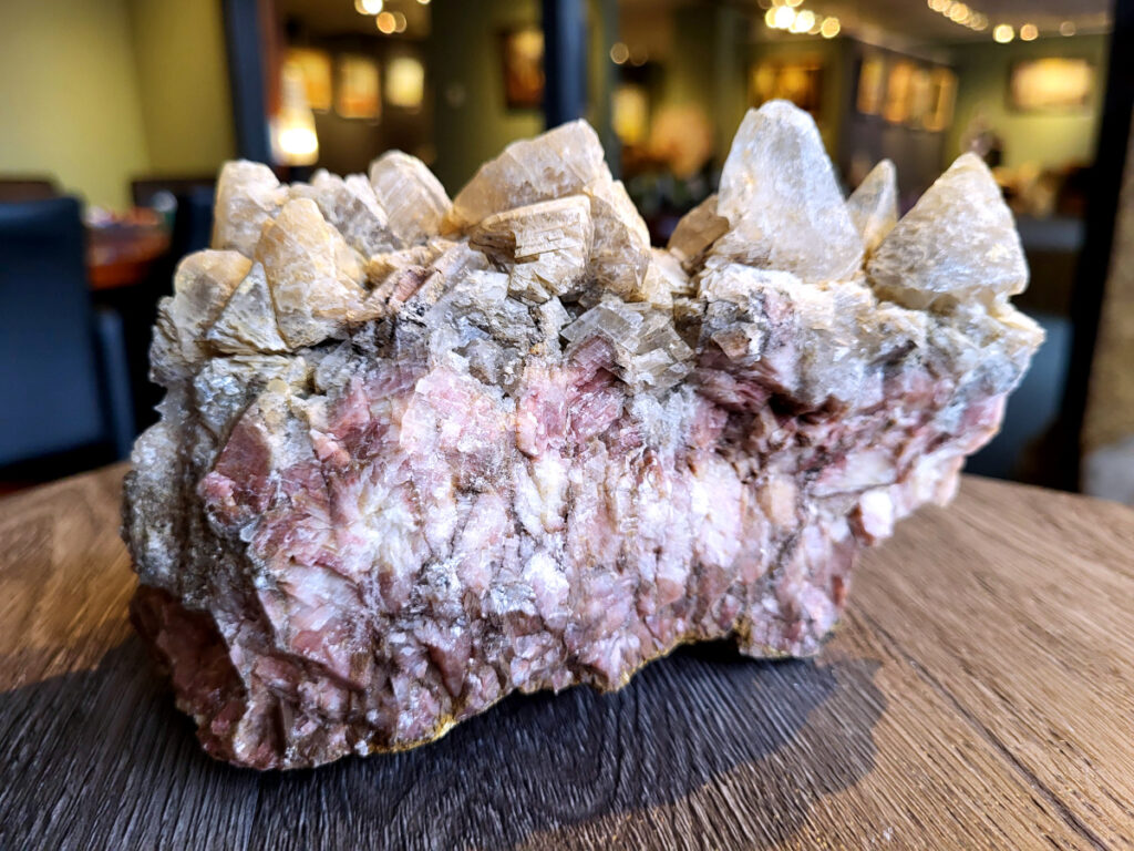 <strong>Regenboog Calciet, 1,4 kg, 14,- euro, nr. 6</strong>

Calciet, Regenboog Calciet

<strong>Regenboog Calciet is een krachtige combinatie van calcietvariëteiten (vaak rood, groen, oranje en wit) die bekend staat om het harmoniseren van alle chakra's en het bevorderen van emotionele en spirituele groei. Deze steen absorbeert negatieve energie, stimuleert het immuunsysteem, verhoogt het zelfvertrouwen en helpt bij het loslaten van oude patronen.</strong> 
<strong>Kenmerken en Werking van Regenboog Calciet:</strong>
<strong>Spirituele & Emotionele Werking:</strong> Het is een steen van verbinding en harmonie, die zorgt voor een positieve instelling, hoop en moed. Het verbindt de lagere en hogere chakra's en helpt om het hart te openen, volgen.
Het werkt ondersteunend bij stress en zwaarmoedigheid.
<strong>Fysieke Werking:</strong> Regenboog Calciet wordt vaak geassocieerd met het stimuleren van de stofwisseling, het versterken van het immuunsysteem en het bevorderen van de opname van calcium in het lichaam. Het kan ondersteunen bij de genezing van huid, bindweefsel en botten.
<strong>Toepassingen:</strong> De steen is zeer geschikt om in een ruimte te plaatsen om de energie te zuiveren en in balans te brengen. Het wordt ook gebruikt om de concentratie te verbeteren.
<strong>Uiterlijk: </strong>Het is vaak een combinatie van kleuren (rood, groen, wit) die samen een prachtig geheel vormen, vaak met aardende, donkere randjes. 
<strong>Regenboog Calciet werkt zacht, maar zeer duidelijk en is daardoor een fijne steen voor persoonlijke ontwikkeling. </strong>