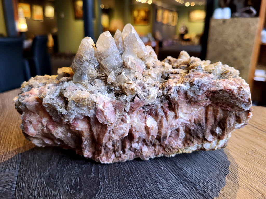 <strong>Regenboog Calciet, 2,2 kg, 22,- euro, nr. 4</strong>

Calciet, Regenboog Calciet

<strong>Regenboog Calciet is een krachtige combinatie van calcietvariëteiten (vaak rood, groen, oranje en wit) die bekend staat om het harmoniseren van alle chakra's en het bevorderen van emotionele en spirituele groei. Deze steen absorbeert negatieve energie, stimuleert het immuunsysteem, verhoogt het zelfvertrouwen en helpt bij het loslaten van oude patronen. 
<strong>Kenmerken en Werking van Regenboog Calciet:</strong></strong>
<strong>Spirituele & Emotionele Werking:</strong> Het is een steen van verbinding en harmonie, die zorgt voor een positieve instelling, hoop en moed. Het verbindt de lagere en hogere chakra's en helpt om het hart te openen, volgen.
Het werkt ondersteunend bij stress en zwaarmoedigheid.
<strong>Fysieke Werking:</strong> Regenboog Calciet wordt vaak geassocieerd met het stimuleren van de stofwisseling, het versterken van het immuunsysteem en het bevorderen van de opname van calcium in het lichaam. Het kan ondersteunen bij de genezing van huid, bindweefsel en botten.
<strong>Toepassingen: </strong>De steen is zeer geschikt om in een ruimte te plaatsen om de energie te zuiveren en in balans te brengen. Het wordt ook gebruikt om de concentratie te verbeteren.
<strong>Uiterlijk:</strong> Het is vaak een combinatie van kleuren (rood, groen, wit) die samen een prachtig geheel vormen, vaak met aardende, donkere randjes. 
<strong>Regenboog Calciet werkt zacht, maar zeer duidelijk en is daardoor een fijne steen voor persoonlijke ontwikkeling. </strong>