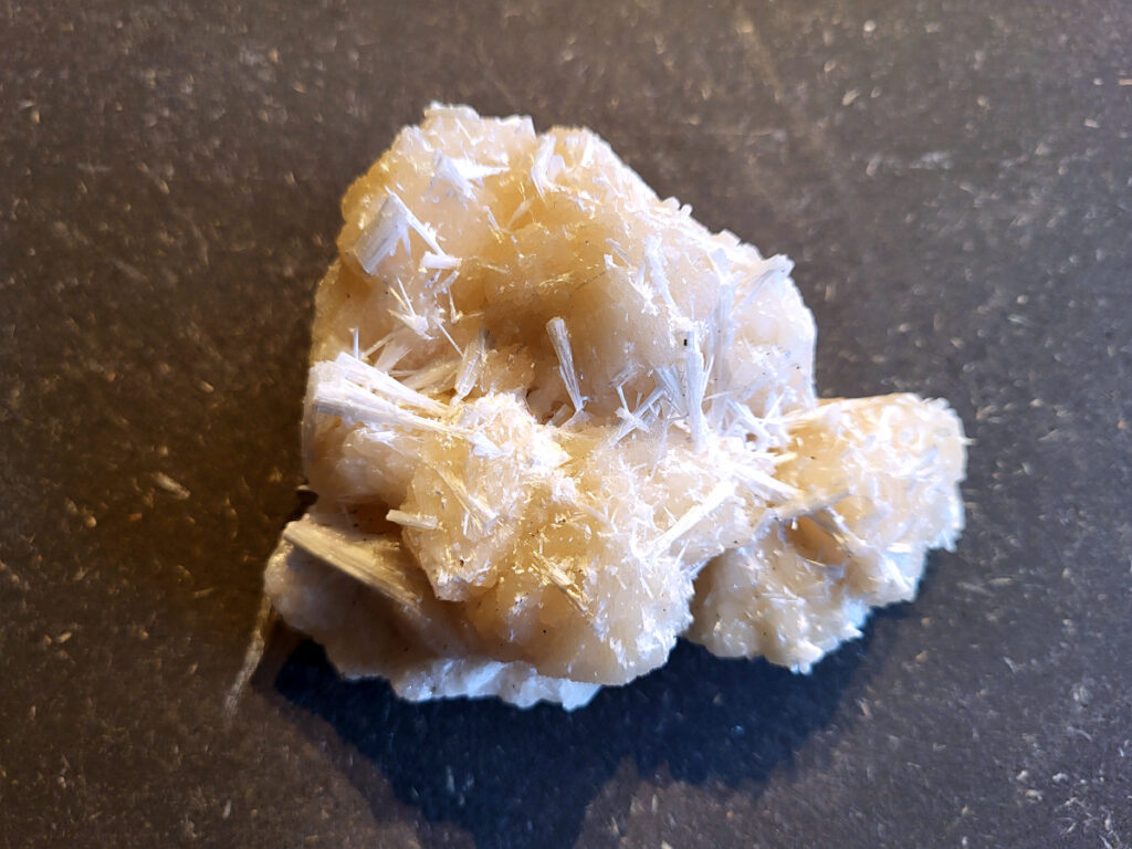 <strong>Scoleciet op Matrix, 0,3 kg, 13,- euro, nr. 2</strong>

Scoleciet op Matrix,

<strong>De kristallen zijn dunne witte naaldjes die alle kanten op groeien.</strong>
<strong>Ze zitten op een witte/roomkleurige matrix.</strong>
Ze vormen kleine sterachtige bundeltjes.
Dat “stekelige” maar toch zachte uiterlijk is typisch voor scoleciet.
Scoleciet wordt vaak gevonden in India (Deccan basalt) en komt vaak samen met andere zeolieten zoals stilbiet of apofyliet. 


<strong>Spiritueel gezien wordt scoleciet vaak gezien als een steen voor diepe rust, hogere energie en verbindingmet hogere bewustzijnslagen.</strong>
Veel mensen gebruiken hem bij meditatie of slapen omdat hij een rustige, zachte energie zou hebben.
<strong>Kleine praktische hint :</strong>
die naaldjes zijn best kwetsbaar, dus niet te vaak vastpakken of borstelen.