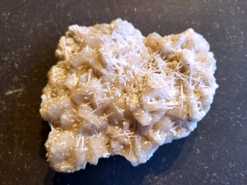 <strong>Scoleciet op Matrix, 0,4 kg, 20,- euro, nr. 1</strong>

Scoleciet op Matrix,

<strong>De kristallen zijn dunne witte naaldjes die alle kanten op groeien.</strong>
Ze zitten op een witte/roomkleurige matrix.
Ze vormen kleine sterachtige bundeltjes.
<strong>Dat “stekelige” maar toch zachte uiterlijk is typisch voor scoleciet.</strong>
Scoleciet wordt vaak gevonden in India (Deccan basalt) en komt vaak samen met andere zeolieten zoals stilbiet of apofyliet. 


<strong>Spiritueel gezien wordt scoleciet vaak gezien als een steen voor diepe rust, hogere energie en verbindingmet hogere bewustzijnslagen.</strong>
Veel mensen gebruiken hem bij meditatie of slapen omdat hij een rustige, zachte energie zou hebben.
<strong>Kleine praktische hint :</strong>
die naaldjes zijn best kwetsbaar, dus niet te vaak vastpakken of borstelen.