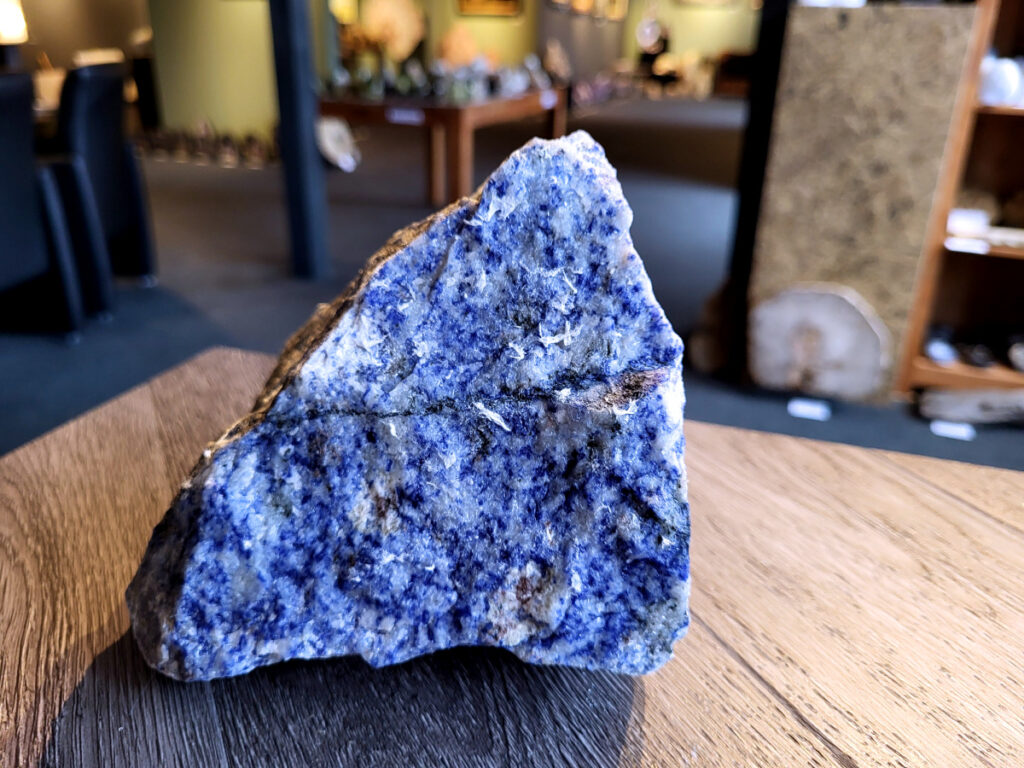 <strong>Sodaliet, ruw, 1,8 kg, 18,- euro, nr. 3</strong>