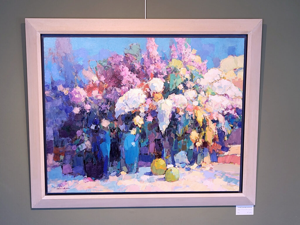 <strong>Frans Manders, olieverf op paneel, bloemstilleven, afmeting 80x100cm paneelmaat, afmeting inclusief lijst 100x120cm, 750,- euro, nr. 6</strong>

<strong>Frans Manders is een Nederlandse kunstenaar bekend om zijn impressionistische schilderijen, en zijn werk is te vinden bij verschillende kunsthandels en online platforms.</strong>
Over Frans Manders
<strong>Frans Manders (geboren in 1939) begon zijn carrière als tekenaar en illustrator, maar wijdde zich later volledig aan de schilderkunst.</strong> Zijn stijl is door de jaren heen geëvolueerd van een donkerder palet naar een lichter kleurgebruik, met een losser en zwieriger handschrift. Hij heeft samengewerkt met andere kunstenaars en zijn werk is te vinden in belangrijke collecties, zoals het <strong>Museum Kempenland</strong> in Eindhoven.