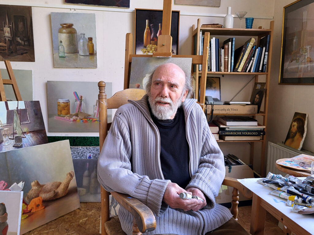 Op 28 mei om 13.00 uur start de expositie van de kunstenaar E.P. Moleveld uit Havelte (Drenthe).
Ed Moleveld,  is 80 jaar geworden en wil een 50 tal  schilderijen bij Kunstgalerie Arnold, Gasselterweg 1 in Gasselternijveen tentoonstellen vanaf de beginperiode tot/met nu voor de duur van 1 maand. 
Een naturalistisch fijnschilder, die al zijn objecten zo weet te analyseren, dat hij door een eigen manier van kleuropbouw zijn schilderijen tot een ongekende klasse weet te brengen. 
Wanneer men zijn werk van dichterbij bekijkt, zal men een overvloed aan kleuren zien, die op afstand in elkaar overvloeien en het koper, tin, glas of welke stof dan ook, een echtheid meegeven van een weergaloze kwaliteit.
Hij heeft een vijfjarige opleiding gevolgd aan de Art Instruction School in Minneapolis en heeft daar bij de laatste schilder wedstrijd de eerste prijs behaald. Ed Moleveld werd verkozen uit honderden inzendingen uit de Verenigde Staten en Canada.
In 1968 begon hij met een klein atelier aan de Breestraat nr. 10 in Delft om zodoende zijn werk te voltooien en af en toe te verkopen aan het publiek wat voorbij kwam.
In 1990 is Ed verhuist naar een groot schoolgebouw in Havelte, waarbij hij zijn atelier aan huis had en daar ook de toekomstige klanten kon ontvangen.
Door een ongeveer 40 jarige samenwerking met Kunstgalerie Arnold is besloten om een overzichtstentoonstelling te organiseren van de schilderkunst van Ed over laatste 40 jaar. De kunstenaar Ed Moleveld zal op deze dag ook aanwezig zijn …………