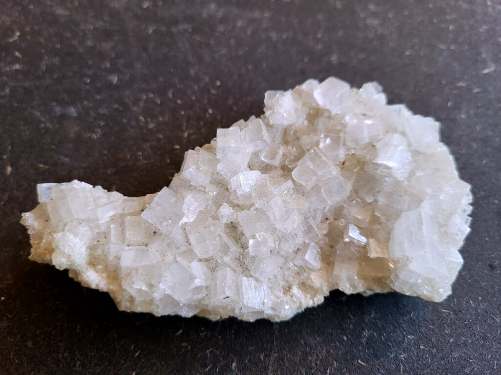 Apofyliet op matrix, 106 gram, 11cm doorsnee, 6,- euro, nr. 6

Apofyliet op matrix, beschrijving

apofyliet op matrix
De doorzichtige tot melkachtige blokvormige kristallen zijn typisch voor apofyliet.
Apofyliet vormt vaak vierkante of rechthoekige kristallen met vlakke toppen.
De groenige korrelige ondergrond is een zeolietmatrix (bijvoorbeeld stilbiet of heulandiet).
Dit soort combinaties komt vaak uit India (Maharashtra regio).
Kenmerken van apofyliet
Kleur: transparant, wit, soms lichtgroen
Kristalvorm: kubusachtig / blokvormig met glanzende vlakken
Glans: glasachtig
Vaak gevonden samen met: stilbiet, heulandiet, calciet
Apofyliet is een helder of wit mineraal dat behoort tot de groep van de calciumsilicaten. Het wordt voornamelijk gevonden in vulkanische gesteenten, vooral in de buurt van breuken en scheuren. In de spirituele wereld wordt Apofyliet beschouwd als een krachtige steen met een hoge vibratie die helpt bij het openen en activeren van de hogere chakra's, met name het derde oog en de kruinchakra.
Apofyliet werkt ondersteunend bij innerlijke druk en angsten, tevens goede steen om fixaties en rigiditeit los te laten. De steen spoort je aan om je thuis te voelen in je eigen lichaam. Dit maakt het een zeer goede steen voor meditatieve doeleinden. De energie van Apofyliet wordt ook geassocieerd met helderheid, zuiverheid en zuivering. Het kan worden gebruikt om negatieve energieën en emoties te verwijderen en om een gevoel van kalmte en vrede te bevorderen. Het kan ook helpen bij het verminderen van stress en angst en het bevorderen van innerlijke rust en harmonie.
Fysiek wordt Apofyliet geassocieerd met het versterken van het immuunsysteem en het bevorderen van een gezonde spijsvertering. Het kan ook worden gebruikt om hoofdpijn, migraine en andere pijnlijke aandoeningen te verlichten. Het loslaten van fixaties en rigiditeit kan ook verlichting bieden voor fysieke spanning in het lichaam.
Over het algemeen wordt Apofyliet beschouwd als een krachtige steen voor spirituele groei en genezing, en het kan een waardevolle aanvulling zijn op meditatie- en genezingspraktijken. Het biedt emotionele en mentale ondersteuning door het helpen loslaten van fixaties en rigiditeit, en het bevorderen van innerlijke rust en harmonie. Het biedt ook fysieke voordelen, zoals het versterken van het immuunsysteem en het verlichten van hoofdpijn en andere pijnlijke aandoeningen.



