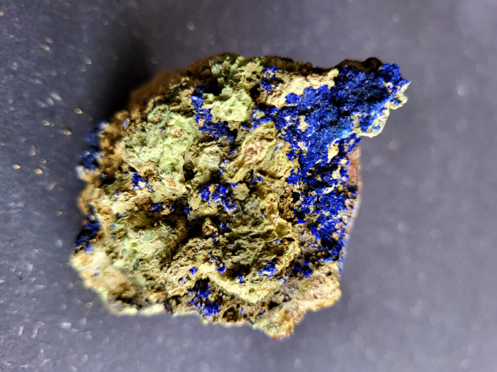 <strong>Azuriet op Malachiet, 120 gram, 5cm hoog, 8 cm breed, 9,- euro, nr. 5

Azuriet op Malachiet
Azuriet op Malachiet op een ijzerrijke steen.
Azuriet heeft een diep blauwe kleur en wordt vaak gevonden in deze combinatie.
De groene stukjes zijn malachiet, een mineraal dat ontstaat waar koper in de grond zit. De bruine steen eromheen is waarschijnlijk roestachtig gesteente met ijzer.
Malachiet kan soms fel groen en korrelig groeien in kleine plekjes of holtes.
Bruine steen met groene malachiet (kopermineraal) en Azuriet.
</strong>