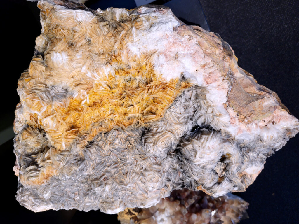 Bariet Rozet Cluster, 30kg, topstuk, 450,- euro, nr 500

Grote bariet rozet cluster
Een grote bariet rozet cluster is een indrukwekkende formatie van het mineraal bariet,
waarbij de kristallen in een cirkelvormig patroon groeien dat doet denken aan de bladeren van een roos. Deze clusters staan bekend om hun opvallende gewicht en unieke geometrische vormen.

Kenmerken van bariet rozetten
Structuur: De 