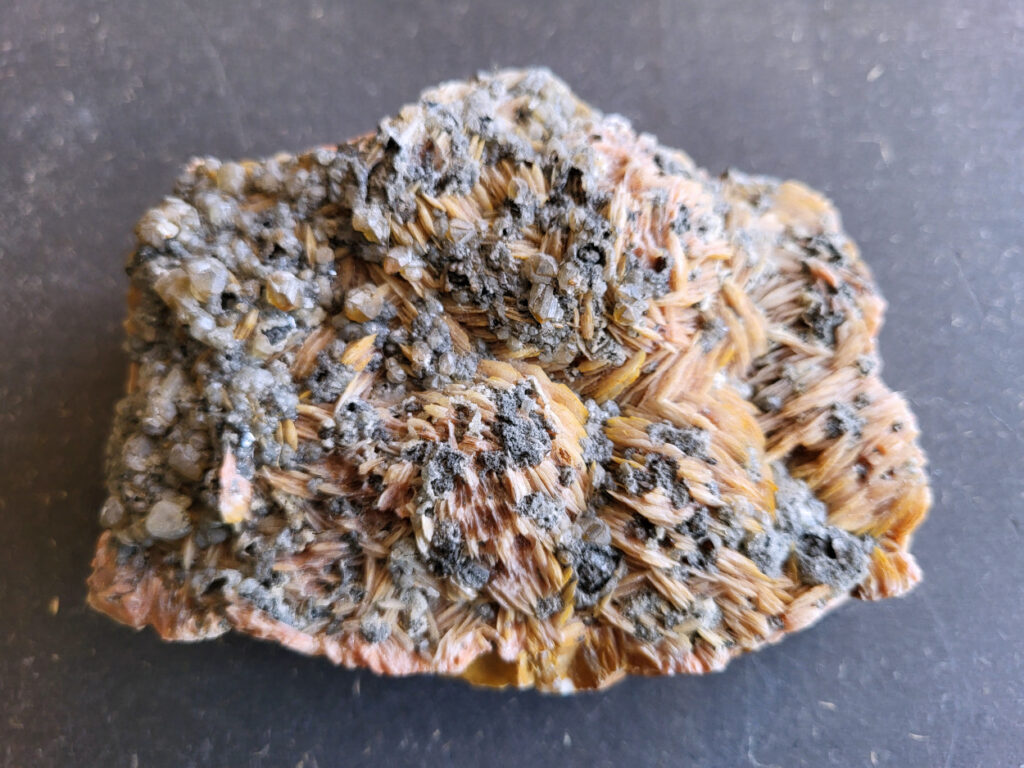 <strong>Bariet op ijzerhoudende ondergrond, 1,1kg, 13cm doorsnee, 35,- euro, nr. 507

Bariet,
Bariet (bariumsulfaat) is een opvallend zwaar, vaak wit of blauwachtig mineraal met een glasachtige glans, bekend als een steen van helderheid, kracht en groei. Het wordt in de edelsteentherapie gebruikt om het geheugen te versterken, verslavingen te doorbreken, emotionele balans te vinden en het chakrasysteem te reinigen. De steen helpt bij het vinden van je levensdoel en vergroot het zelfvertrouwen.

Kenmerken en Werking van Bariet:
Fysieke eigenschappen: Het mineraal is relatief zwaar, heeft een hardheid van 3-3,5 op de schaal van Mohs en kristalliseert vaak in platte, tabelvormige of rozetvormige structuren.
Spirituele en Mentale Werking:
Helderheid & Focus: Bevordert een heldere geest, mentale focus en helpt bij het onthouden van dromen.
Zelfvertrouwen & Onafhankelijkheid: Helpt patronen te doorbreken, verlegenheid te overwinnen en in je eigen kracht te staan.
Balans: Brengt rust bij onrustige gevoelens en helpt emotionele en mentale disbalans te herstellen.
Toepassingen: Wordt veel gebruikt tijdens meditaties en als ondersteuning bij chronische vermoeidheid of somberheid.
Vindplaatsen: Wordt wereldwijd gevonden, met belangrijke locaties in Marokko, China, de Verenigde Staten en Duitsland.
</strong>