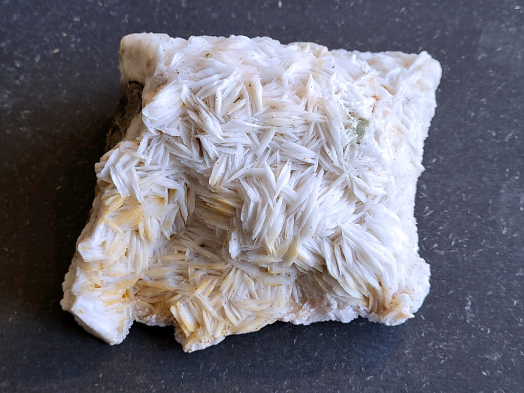 <strong>Bariet, witte bariet cluster, 0,9 kg, 45,- euro, nr. 502

Bariet,
Bariet (bariumsulfaat) is een opvallend zwaar, vaak wit of blauwachtig mineraal met een glasachtige glans, bekend als een steen van helderheid, kracht en groei. Het wordt in de edelsteentherapie gebruikt om het geheugen te versterken, verslavingen te doorbreken, emotionele balans te vinden en het chakrasysteem te reinigen. De steen helpt bij het vinden van je levensdoel en vergroot het zelfvertrouwen.

Kenmerken en Werking van Bariet:
Fysieke eigenschappen: Het mineraal is relatief zwaar, heeft een hardheid van 3-3,5 op de schaal van Mohs en kristalliseert vaak in platte, tabelvormige of rozetvormige structuren.
Spirituele en Mentale Werking:
Helderheid & Focus: Bevordert een heldere geest, mentale focus en helpt bij het onthouden van dromen.
Zelfvertrouwen & Onafhankelijkheid: Helpt patronen te doorbreken, verlegenheid te overwinnen en in je eigen kracht te staan.
Balans: Brengt rust bij onrustige gevoelens en helpt emotionele en mentale disbalans te herstellen.
Toepassingen: Wordt veel gebruikt tijdens meditaties en als ondersteuning bij chronische vermoeidheid of somberheid.
Vindplaatsen: Wordt wereldwijd gevonden, met belangrijke locaties in Marokko, China, de Verenigde Staten en Duitsland.</strong>