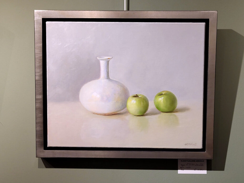 E.P. Moleveld, keramiek met appels, 40x50cm, olieverf op linnen, afmeting incl. lijst 48x58cm, 1250,- euro, nr. 401

Moleveld, E.P.Moleveld, Ed Moleveld 1946-
Moleveld, E.P. Moleveld, een kunstenaar met een ongelooflijke perfectie.
Eduard Pieter Moleveld, geboren in Den Haag op 1 mei 1946 en zoon van de 
bekende voetschilder Pieter Moleveld. Een naturalistisch fijnschilder, die al zijn 
objecten zo weet te analyseren, dat hij door een eigen manier van 
kleuropbouw zijn schilderijen tot een ongekende klasse weet te brengen. 
Wanneer men zijn werk van dichterbij bekijkt, zal men een overvloed aan 
kleuren zien, die op afstand in elkaar overvloeien en het koper, tin, glas of 
welke stof dan ook, een echtheid meegeven van een weergaloze kwaliteit.
Een belangrijk criterium voor Ed Moleveld is dat wanneer hij eetbare produkten 
schildert, zoals fruit, groente of snoep, hijzelf geprikkeld moet worden om het te 
willen eten.
E.P. Moleveld geniet grote belangstelling voor zijn werk in binnen- en 
buitenland en heeft reeds vele nationale en internationale tentoonstellingen 
met groot succes kunnen afronden.


Eduard Pieter Moleveld received his first painting lessons from his father, the foot-
painter Pieter Moleveld. Eduard took a five-year course in the United States, at the 
Academy in Minneapolis. His painting was highly appreciated in the U.S. and he 
received two art awards. 
Moleveld’s oeuvre can be divided into two categories: in the first place his still life 
compositions (with are undoubtedly his strongest side), and secondly his purely 
magic-realist paintings. His works are characterised by extreme precision and 
perfectly true-to-life rendering of the subject. Moleveld analyses the colour and 
shape of his subjects with great accuracy before committing them to the canvas. 
Eduard Pieter Moleveld has clearly staked out a niche of his own in the present-
day world of Dutch painting. As a professional artist he attracts wide interest. His 
works have already been on display at many exhibitions in the Netherlands and 
abroad.