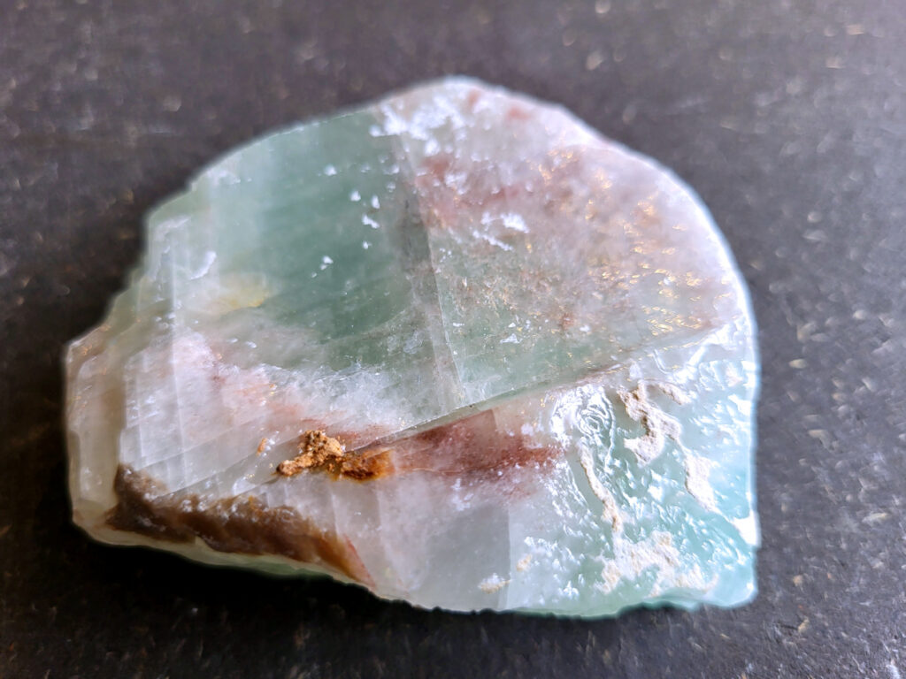 Groene calciet, 0,2kg, 5,50 euro, nr. 1

Calciet, 
Calciet is een veelvoorkomend mineraal dat voornamelijk bestaat uit calciumcarbonaat. Het komt in diverse kleuren en vormen voor en wordt in veel industrieën gebruikt, maar ook in de esoterie.
Algemene kenmerken:
Samenstelling: Calciet bestaat voornamelijk uit calciumcarbonaat (CaCO3).
Vorming: Het ontstaat door afzetting van calciumcarbonaat in water, maar ook door ophoping van schelpen en skeletten van zeedieren.
Uiterlijk: Het heeft vaak een glasachtige glans, is doorzichtig tot doorschijnend en kan vele kleuren hebben, zoals geel, oranje, rood, bruin, blauw, groen, roze, wit en kleurloos.
Hardheid: Calciet heeft een hardheid van 3 op de schaal van Mohs.
Veelvoorkomend: Het is een van de meest voorkomende mineralen en is een hoofdbestanddeel van kalksteen, marmer en krijt.
Esoterie:
In de edelsteentherapie wordt calciet gezien als een steen die energie versterkt, negatieve energieën verwijdert en spirituele groei bevordert. Verschillende kleuren calciet hebben specifieke eigenschappen, zoals gele calciet voor doorzettingsvermogen en moed, en mangano calciet voor emotionele heling.
Specifieke calcietsoorten:
Gele Calciet: Staat bekend om het absorberen van negativiteit, het versterken van doorzettingsvermogen en het aantrekken van succes.
Blauwe Calciet: Wordt geassocieerd met kalmering, communicatie en het loslaten van stress.
Groene Calciet: Werkt op de hartchakra, bevordert liefde, compassie en emotionele heling.
Mangano Calciet: Wordt gebruikt voor emotionele heling, het loslaten van oud verdriet en het versterken van zelfvertrouwen.
Reiniging:
Calciet kan op verschillende manieren gereinigd worden, maar het is belangrijk om te weten dat sommige soorten, zoals gele calciet, niet goed tegen water kunnen.
Andere reinigingsmethoden zijn bijvoorbeeld reinigen met edelstenenspray, op een Amethist of bergkristal leggen, of reinigen met selenite.
Het is een steen die kan worden gebruikt voor energieversterking, emotionele heling en het bevorderen van spirituele groei, afhankelijk van de specifieke kleur en eigenschappen.
