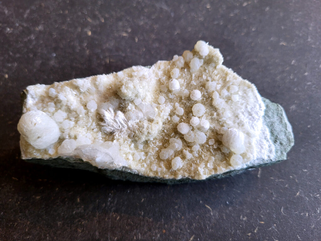Okeniet, 0,2kg, 6,- euro, nr. 11

Okeniet, beschrijving
Okeniet bestaat uit hele fijne kristalletjes die eruit zien als bolletjes wol. Je krijgt de neiging om het even te willen aaien, maar doe dit niet want de kristallen zijn zeer kwetsbaar en zullen breken.
Vindplaats: India