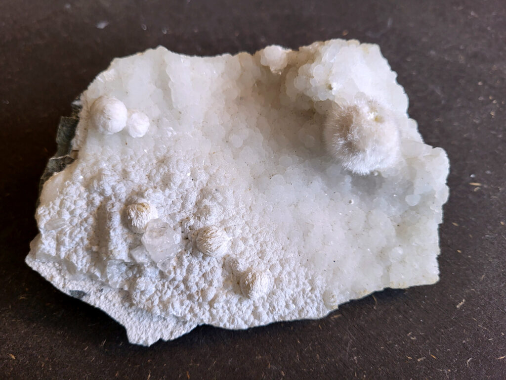 Okeniet, 0,6kg, 17,- euro, nr. 9

Okeniet, beschrijving
Okeniet bestaat uit hele fijne kristalletjes die eruit zien als bolletjes wol. Je krijgt de neiging om het even te willen aaien, maar doe dit niet want de kristallen zijn zeer kwetsbaar en zullen breken.
Vindplaats: India
