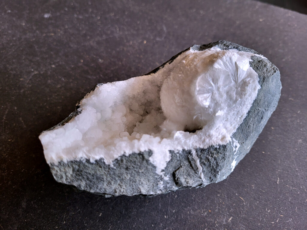 Okeniet, 0,6kg, 18,- euro, nr. 1

Okeniet, beschrijving
Okeniet bestaat uit hele fijne kristalletjes die eruit zien als bolletjes wol. Je krijgt de neiging om het even te willen aaien, maar doe dit niet want de kristallen zijn zeer kwetsbaar en zullen breken.
Vindplaats: India