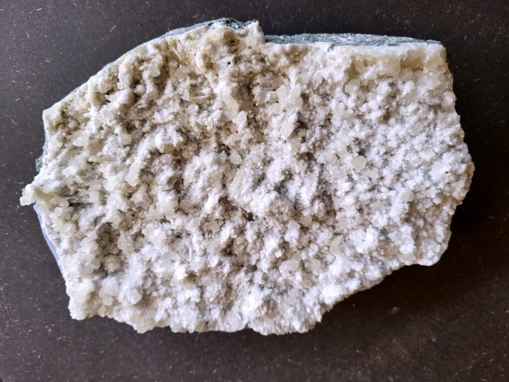 Okeniet, 1,6kg, 24,- euro, nr. 10

Okeniet, beschrijving
Okeniet bestaat uit hele fijne kristalletjes die eruit zien als bolletjes wol. Je krijgt de neiging om het even te willen aaien, maar doe dit niet want de kristallen zijn zeer kwetsbaar en zullen breken.
Vindplaats: India