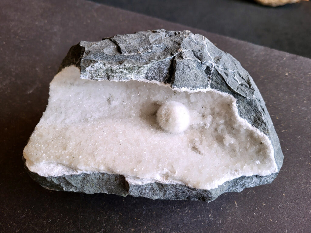 Okeniet, 2,1kg, 65,- euro, nr. 6

Okeniet, beschrijving
Okeniet bestaat uit hele fijne kristalletjes die eruit zien als bolletjes wol. Je krijgt de neiging om het even te willen aaien, maar doe dit niet want de kristallen zijn zeer kwetsbaar en zullen breken.
Vindplaats: India
