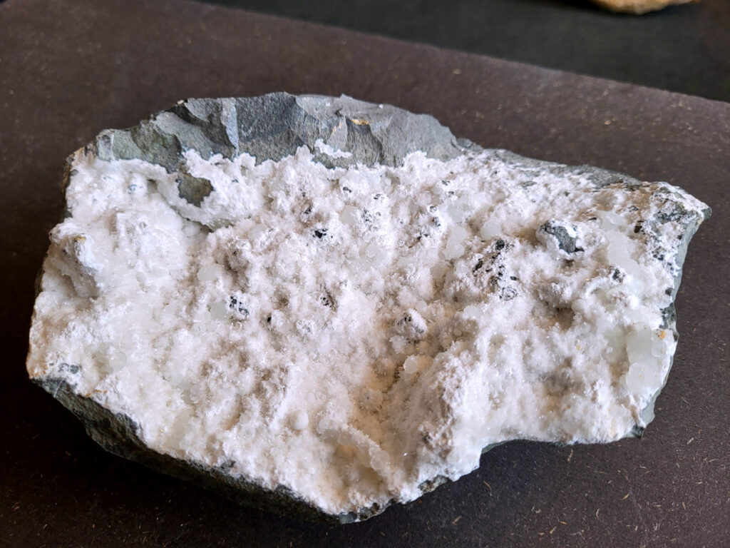Okeniet, 2,3 kg, 34,- euro, nr. 8

Okeniet, beschrijving
Okeniet bestaat uit hele fijne kristalletjes die eruit zien als bolletjes wol. Je krijgt de neiging om het even te willen aaien, maar doe dit niet want de kristallen zijn zeer kwetsbaar en zullen breken.
Vindplaats: India