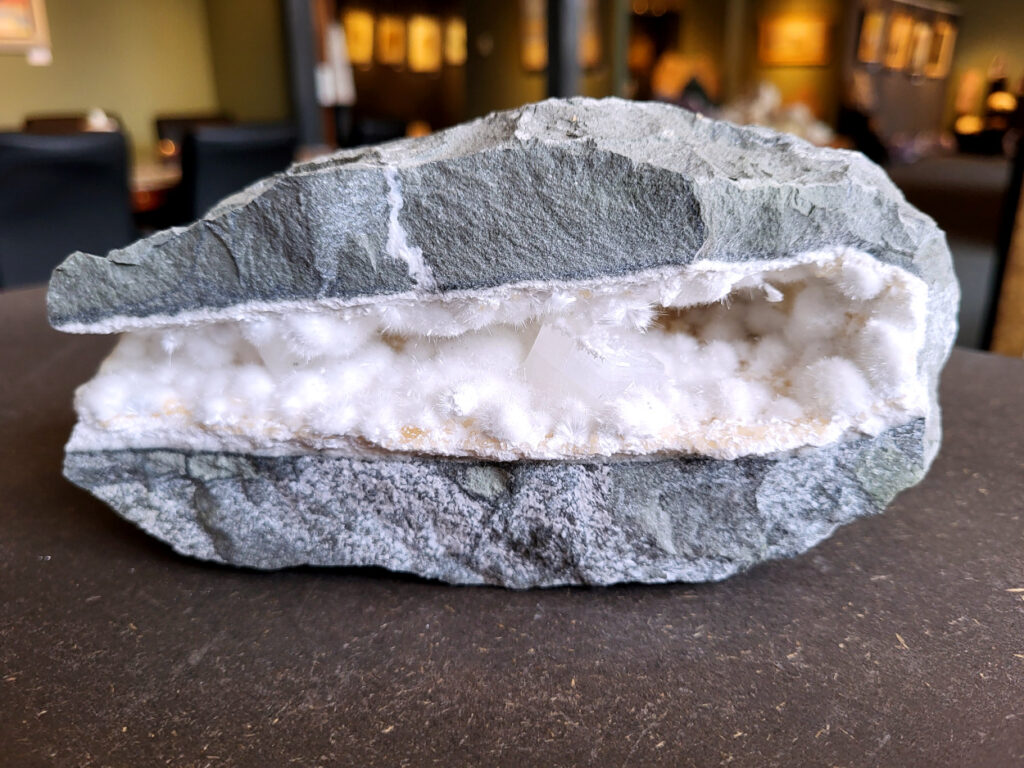 Okeniet, 2,3 kg, 70,- euro, nr. 3

Okeniet, beschrijving
Okeniet bestaat uit hele fijne kristalletjes die eruit zien als bolletjes wol. Je krijgt de neiging om het even te willen aaien, maar doe dit niet want de kristallen zijn zeer kwetsbaar en zullen breken.
Vindplaats: India