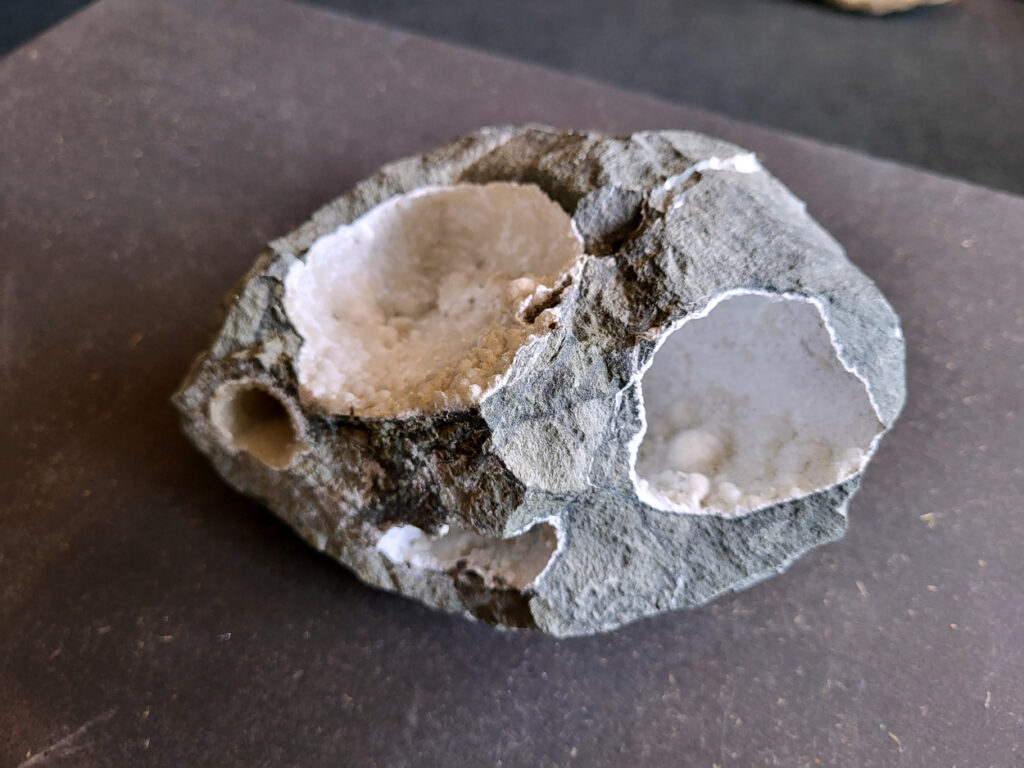 Okeniet, 2,5 kg, 75,- euro, nr. 2

Okeniet, beschrijving
Okeniet bestaat uit hele fijne kristalletjes die eruit zien als bolletjes wol. Je krijgt de neiging om het even te willen aaien, maar doe dit niet want de kristallen zijn zeer kwetsbaar en zullen breken.
Vindplaats: India