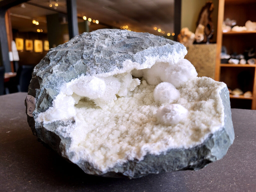 Okeniet, 4,9 kg, 145,- euro, nr. 4

Okeniet, beschrijving
Okeniet bestaat uit hele fijne kristalletjes die eruit zien als bolletjes wol. Je krijgt de neiging om het even te willen aaien, maar doe dit niet want de kristallen zijn zeer kwetsbaar en zullen breken.
Vindplaats: India