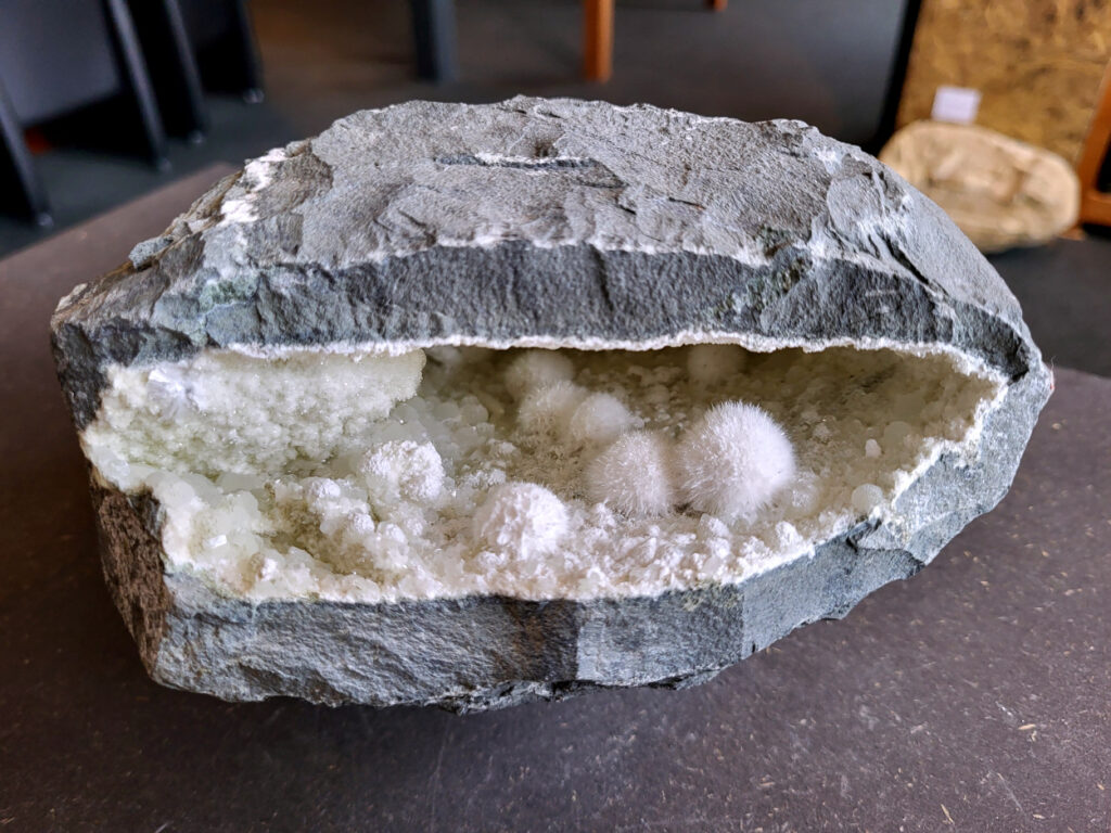 Okeniet, 5,5 kg, 165,- euro, nr. 5

Okeniet, beschrijving
Okeniet bestaat uit hele fijne kristalletjes die eruit zien als bolletjes wol. Je krijgt de neiging om het even te willen aaien, maar doe dit niet want de kristallen zijn zeer kwetsbaar en zullen breken.
Vindplaats: India
