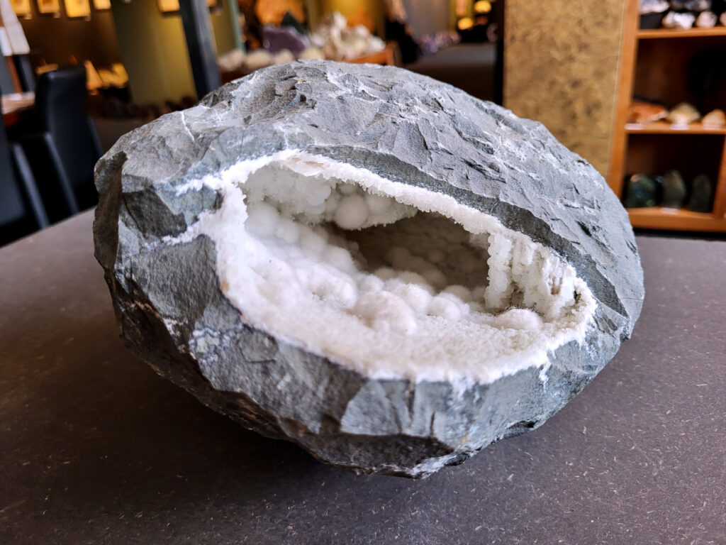 Okeniet, 8,9 kg, 250,- euro, nr. 7

Okeniet, beschrijving
Okeniet bestaat uit hele fijne kristalletjes die eruit zien als bolletjes wol. Je krijgt de neiging om het even te willen aaien, maar doe dit niet want de kristallen zijn zeer kwetsbaar en zullen breken.
Vindplaats: India