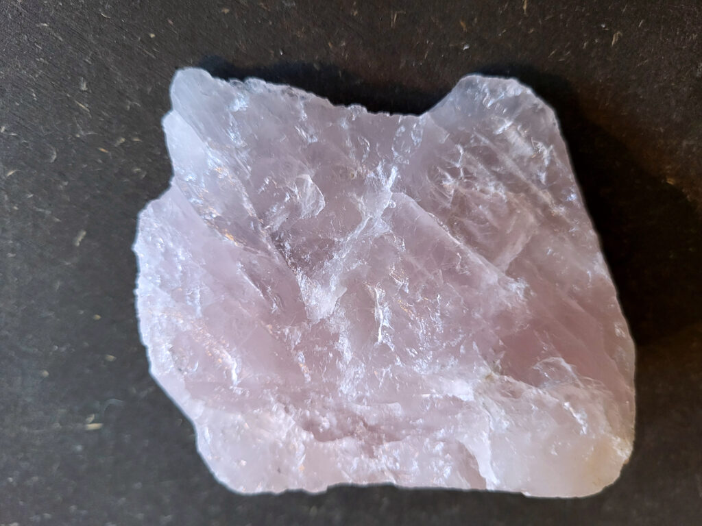 Rozenkwarts, 0,2kg, 2,- euro, nr.10

Rozenkwarts, beschrijving
Rozenkwarts is een roze variëteit van kwarts, bekend om zijn zachte, liefdevolle energie en wordt vaak geassocieerd met het hartchakra.
Kenmerken:
Rozenkwarts varieert in kleur van lichtroze tot diep roze, vaak met een doorschijnende of troebele textuur.
Het is een mineraal dat voornamelijk bestaat uit siliciumdioxide, met sporen van titanium, ijzer of mangaan die de roze kleur veroorzaken.
Herkomst:
Rozenkwarts wordt op veel plaatsen in de wereld gevonden, waaronder Brazilië, Madagaskar, Rusland, India en de VS, maar de kwaliteit kan variëren.
Eigenschappen en Betekenis:

Rozenkwarts staat bekend als de "steen van de liefde" en wordt geassocieerd met het openen van het hartchakra, het bevorderen van zelfliefde, vergeving, compassie en het aantrekken van liefdevolle relaties.
Bescherming:
In sommige overtuigingen wordt rozenkwarts ook gebruikt voor bescherming en het afweren van negatieve energieën.
Verzorging:
Rozenkwarts kan het beste niet langdurig aan direct zonlicht worden blootgesteld, omdat de kleur kan vervagen.