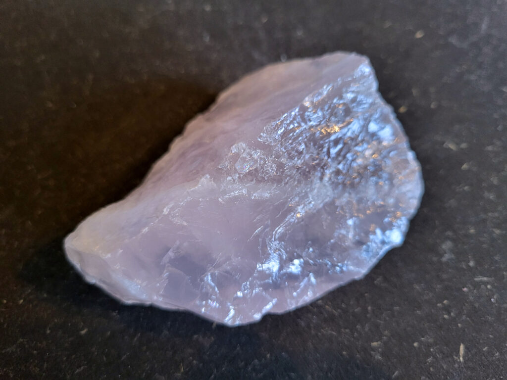 Rozenkwarts, 0,2kg, 2,- euro, nr. 9

Rozenkwarts, beschrijving
Rozenkwarts is een roze variëteit van kwarts, bekend om zijn zachte, liefdevolle energie en wordt vaak geassocieerd met het hartchakra.
Kenmerken:
Rozenkwarts varieert in kleur van lichtroze tot diep roze, vaak met een doorschijnende of troebele textuur.
Het is een mineraal dat voornamelijk bestaat uit siliciumdioxide, met sporen van titanium, ijzer of mangaan die de roze kleur veroorzaken.
Herkomst:
Rozenkwarts wordt op veel plaatsen in de wereld gevonden, waaronder Brazilië, Madagaskar, Rusland, India en de VS, maar de kwaliteit kan variëren.
Eigenschappen en Betekenis:

Rozenkwarts staat bekend als de "steen van de liefde" en wordt geassocieerd met het openen van het hartchakra, het bevorderen van zelfliefde, vergeving, compassie en het aantrekken van liefdevolle relaties.
Bescherming:
In sommige overtuigingen wordt rozenkwarts ook gebruikt voor bescherming en het afweren van negatieve energieën.
Verzorging:
Rozenkwarts kan het beste niet langdurig aan direct zonlicht worden blootgesteld, omdat de kleur kan vervagen.