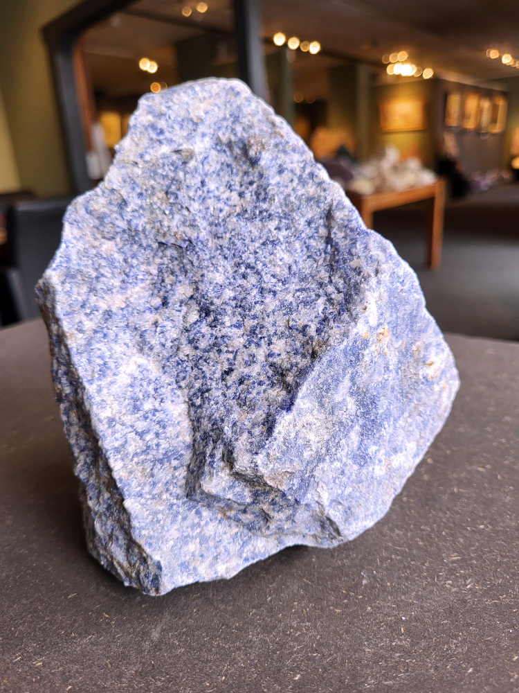 <strong>Sodaliet, ruw, 1,2kg, 8,- euro, nr. 15,

Sodaliet, beschrijving,
Sodaliet is een diepblauwe edelsteen en mineraal, bekend om zijn helderheid, spirituele betekenis en helende eigenschappen.
Sodaliet is een natrium-aluminiumsilicaat dat behoort tot de veldspaatmineralen en vaak witte aders of vlekken bevat, hoewel de mooiste kwaliteit inktblauw en zonder aders is (Sodaliet kan ook groen, rood of roze zijn afhankelijk van de samenstelling) . De steen heeft een hardheid van ongeveer 5,5–6 op de schaal van Mohs, een glasachtige tot matte glans en een gemiddelde dichtheid van 2,3–2,4 g/cm³. De naam sodaliet is afgeleid van het Engelse sodium (natrium) en het Griekse lithos (steen).  
Geschiedenis en gebruik
Sodaliet werd voor het eerst ontdekt in Zuid-Amerika, met name in Chili, en later ook in Brazilië en Uruguay. Het werd al snel populair als edelsteen en decoratief materiaal, gebruikt in sieraden, beeldjes, schalen en zelfs als blauwe verf of oogmake-up in de oudheid  Oude culturen zoals de Egyptenaren, Grieken en Romeinen waardeerden sodaliet om zijn beschermende en concentratie bevorderende eigenschappen . 
Spirituele en helende eigenschappen
Sodaliet staat bekend als de Steen van de Denker en wordt geassocieerd met rationaliteit, objectiviteit, intuïtie en innerlijke waarheid. Het helpt bij het structureren van gedachten, helder communiceren en zelfvertrouwen, en bevordert rust en focus tijdens werk, studie of meditatie  Spiritueel opent sodaliet het derde oogchakra, versterkt intuïtie en ondersteunt inzichtgevende meditaties. De steen wordt ook gebruikt om negatieve energie af te weren en harmonie in groepen te bevorderen. 
Fysieke voordelen
Fysiek kan sodaliet helpen bij keel-, hals- en stembandproblemen, het verlagen van bloeddruk, het ontspannen van nek en schouders, en het ondersteunen van het beenderstelsel en herstel van pezen  Dankzij het natriumgehalte heeft sodaliet ook een desinfecterende werking. 
Toepassingen
Sodaliet wordt vaak gebruikt in sieraden zoals kettingen, ringen en oorbellen, maar ook voor decoratieve objecten, houtsnijwerk en wandbedekking Het past goed bij de sterrenbeelden Boogschutter en Maagd, en kan helpen bij het vinden van focus, richting en zelfvertrouwen. 
Al met al is sodaliet een veelzijdige steen die zowel mentaal, emotioneel, fysiek als spiritueel ondersteuning biedt en geliefd is om zijn schoonheid en krachtige energetische eigenschappen.</strong>