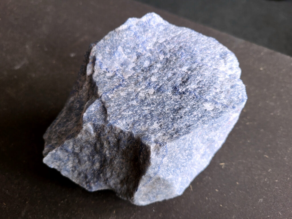 <strong>Sodaliet, ruw, 1,4kg, 10,- euro, nr. 12,

Sodaliet, beschrijving,
Sodaliet is een diepblauwe edelsteen en mineraal, bekend om zijn helderheid, spirituele betekenis en helende eigenschappen.
Sodaliet is een natrium-aluminiumsilicaat dat behoort tot de veldspaatmineralen en vaak witte aders of vlekken bevat, hoewel de mooiste kwaliteit inktblauw en zonder aders is (Sodaliet kan ook groen, rood of roze zijn afhankelijk van de samenstelling) . De steen heeft een hardheid van ongeveer 5,5–6 op de schaal van Mohs, een glasachtige tot matte glans en een gemiddelde dichtheid van 2,3–2,4 g/cm³. De naam sodaliet is afgeleid van het Engelse sodium (natrium) en het Griekse lithos (steen).  
Geschiedenis en gebruik
Sodaliet werd voor het eerst ontdekt in Zuid-Amerika, met name in Chili, en later ook in Brazilië en Uruguay. Het werd al snel populair als edelsteen en decoratief materiaal, gebruikt in sieraden, beeldjes, schalen en zelfs als blauwe verf of oogmake-up in de oudheid  Oude culturen zoals de Egyptenaren, Grieken en Romeinen waardeerden sodaliet om zijn beschermende en concentratie bevorderende eigenschappen . 
Spirituele en helende eigenschappen
Sodaliet staat bekend als de Steen van de Denker en wordt geassocieerd met rationaliteit, objectiviteit, intuïtie en innerlijke waarheid. Het helpt bij het structureren van gedachten, helder communiceren en zelfvertrouwen, en bevordert rust en focus tijdens werk, studie of meditatie  Spiritueel opent sodaliet het derde oogchakra, versterkt intuïtie en ondersteunt inzichtgevende meditaties. De steen wordt ook gebruikt om negatieve energie af te weren en harmonie in groepen te bevorderen. 
Fysieke voordelen
Fysiek kan sodaliet helpen bij keel-, hals- en stembandproblemen, het verlagen van bloeddruk, het ontspannen van nek en schouders, en het ondersteunen van het beenderstelsel en herstel van pezen  Dankzij het natriumgehalte heeft sodaliet ook een desinfecterende werking. 
Toepassingen
Sodaliet wordt vaak gebruikt in sieraden zoals kettingen, ringen en oorbellen, maar ook voor decoratieve objecten, houtsnijwerk en wandbedekking Het past goed bij de sterrenbeelden Boogschutter en Maagd, en kan helpen bij het vinden van focus, richting en zelfvertrouwen. 
Al met al is sodaliet een veelzijdige steen die zowel mentaal, emotioneel, fysiek als spiritueel ondersteuning biedt en geliefd is om zijn schoonheid en krachtige energetische eigenschappen.</strong>