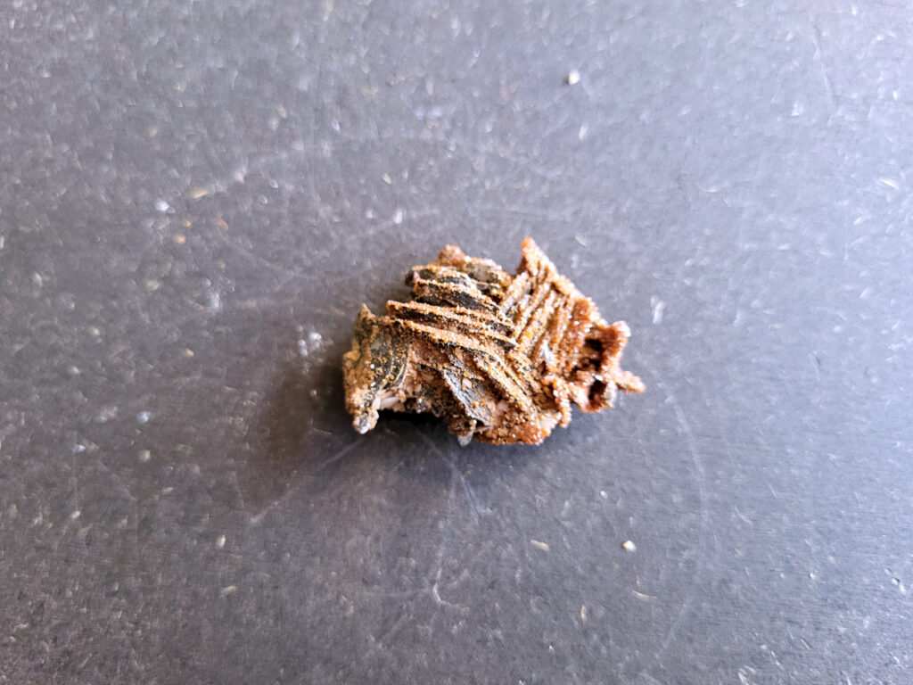 <strong>Vanadiniet, 20 gram, 4cm doorsnee, 5,- euro, nr. 110

Vanadiniet, beschrijving,

Vanadiniet is een mineraal behorend tot de groep van chlooride mineralen van lood (Pb₅(VO₄)₃Cl). Het staat bekend om zijn dieprode tot oranjerode    kristallen, vaak hexagonaal van vorm. Vanadiniet ontstaat meestal in de     oxidatiezone van loodertsen, en het wordt soms verzameld vanwege zijn spectaculaire kristalvorm en kleur. Vanadiniet kan ook geringe hoeveelheden bariet en andere achtergrondmineralen bevatten. Het heeft een hoge           densiteit en een glasachtige glans.

Associatie van Vanadiniet met Bariet
In de minerologie komt vanadiniet vaak voor op of samen met bariet, 
omdat beide mineralen zich kunnen vormen in de oxidatiezone van 
loodaders. Deze combinatie wordt soms door verzamelaars gezocht omdat de contrasterende kleuren en kristalvormen esthetisch aantrekkelijk zijn: de rode kristallen van vanadiniet op een witte of lichtgekleurde barietbasis. Van bijzondere exemplaren wordt er een hogere verzamelwaarde gegeven.
Vindplaatsen
Vanadiniet met bariet wordt gevonden in meerdere locaties wereldwijd, 
vooral in gebieden met lood- en zinkaders in woestijnachtige of rotsachtige omgevingen. Bekende vindplaatsen zijn Mexico, Marokko en sommige 
delen van de Verenigde Staten, waar vanadiniet op barietplaten in 
oxidatiezones wordt aangetroffen.

Gebruik en Verzamelwaarde
Verzamelaars: Vanadiniet-op-bariet specimens zijn populair vanwege de visuele aantrekkingskracht.
Wetenschappelijk: Beide mineralen zijn interessant voor studie van oxidatieprocessen en geochemie van zware metalen.
Industrieel: Bariet is industrieel belangrijk; vanadiniet heeft zeldzaam een kleine toepassing als vanadiumbron, maar vooral verzamelobject.
Kortom, vanadiniet op bariet is een aantrekkelijke combinatie voor mineralenverzamelaars en geeft inzicht in geologische processen in oxidatiezones van loodaders.

</strong>