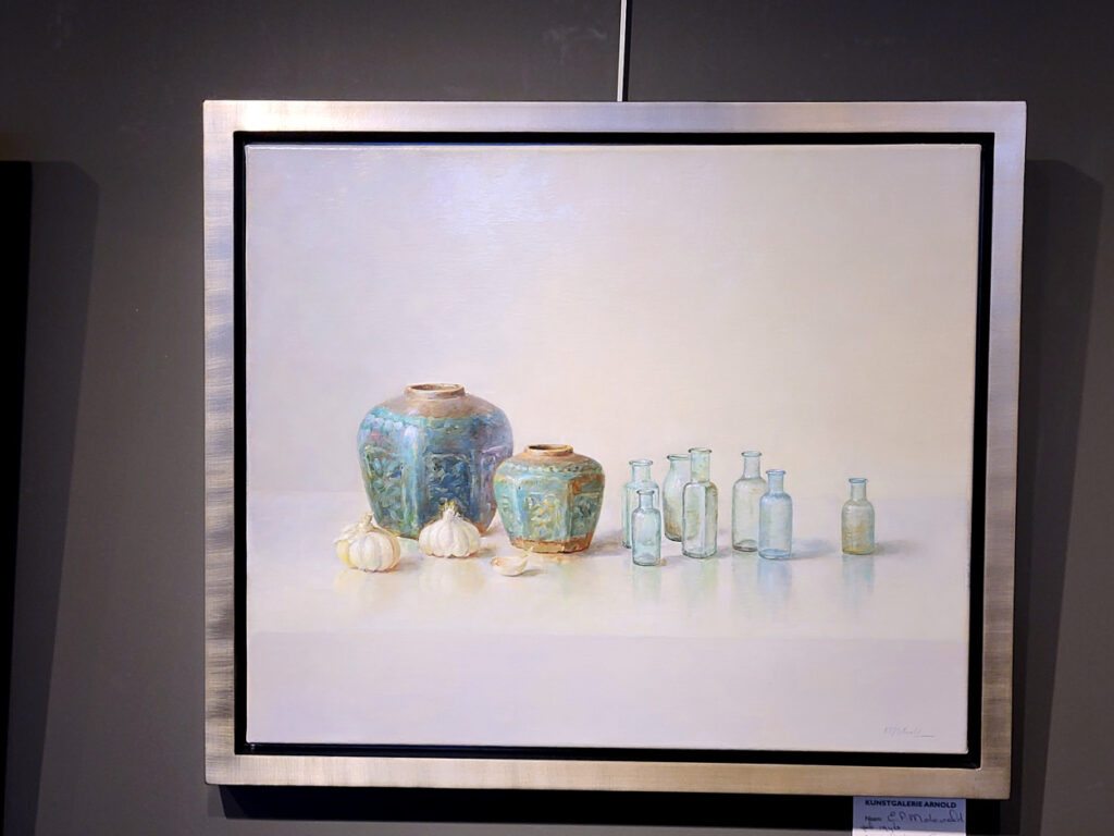 Ed Moleveld, gemberpotjes, glas en knoflook, 50x60cm doekmaat, afmeting incl. lijst 58x68cm, 1500,- euro, nr. 403

Moleveld, E.P.Moleveld, Ed Moleveld 1946-
Moleveld, E.P. Moleveld, een kunstenaar met een ongelooflijke perfectie.
Eduard Pieter Moleveld, geboren in Den Haag op 1 mei 1946 en zoon van de 
bekende voetschilder Pieter Moleveld. Een naturalistisch fijnschilder, die al zijn 
objecten zo weet te analyseren, dat hij door een eigen manier van 
kleuropbouw zijn schilderijen tot een ongekende klasse weet te brengen. 
Wanneer men zijn werk van dichterbij bekijkt, zal men een overvloed aan 
kleuren zien, die op afstand in elkaar overvloeien en het koper, tin, glas of 
welke stof dan ook, een echtheid meegeven van een weergaloze kwaliteit.
Een belangrijk criterium voor Ed Moleveld is dat wanneer hij eetbare produkten 
schildert, zoals fruit, groente of snoep, hijzelf geprikkeld moet worden om het te 
willen eten.
E.P. Moleveld geniet grote belangstelling voor zijn werk in binnen- en 
buitenland en heeft reeds vele nationale en internationale tentoonstellingen 
met groot succes kunnen afronden.


Eduard Pieter Moleveld received his first painting lessons from his father, the foot-
painter Pieter Moleveld. Eduard took a five-year course in the United States, at the 
Academy in Minneapolis. His painting was highly appreciated in the U.S. and he 
received two art awards. 
Moleveld’s oeuvre can be divided into two categories: in the first place his still life 
compositions (with are undoubtedly his strongest side), and secondly his purely 
magic-realist paintings. His works are characterised by extreme precision and 
perfectly true-to-life rendering of the subject. Moleveld analyses the colour and 
shape of his subjects with great accuracy before committing them to the canvas. 
Eduard Pieter Moleveld has clearly staked out a niche of his own in the present-
day world of Dutch painting. As a professional artist he attracts wide interest. His 
works have already been on display at many exhibitions in the Netherlands and 
abroad.

