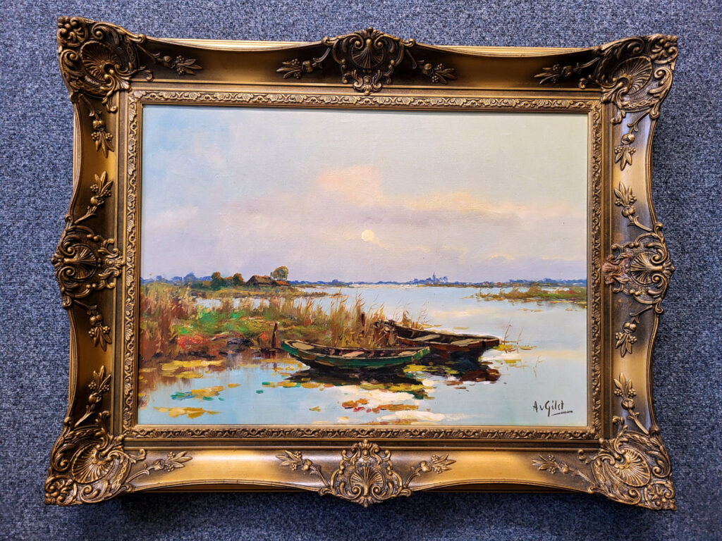 <strong>Arnoud van Gilst, 50x70cm doekmaat, incl. lijst, 125,- euro, nr. 8

Gilst, A. van Gilst, Arnoud van Gilst 1898-1982
Gilst, Arnoud van  
Den Haag 1898 - 1982 Bennebroek 

Arnoud Van Gilst was schilder en tekenaar van landschappen, boerderijen, bossages, etc. Hij was leerling van de Academie v. B.K. te Den Haag, waar hij eerst begon als beeldhouwer. Na 1923 is hij gaan schilderen. Arnoud Van Gilst woonde en werkte tot 1937 in Den Haag en daarna in Haarlem. 

Van Gilst schilderde in een naturalistische-impressionistische stijl.
Hij signeerde zijn werk ook vaak onder de meisjesnaam van zijn moeder A. Jonstra. 

Arnoud van Gilst legde zich vooral toe op Hollandse landschappen, stads-en duingezichten, zeeën en paarden. Onder de naam A. Jonstra schilderde hij zeilende schepen op de Friese meren. Van Gilst schilderde in een naturalistische-impressionistische stijl. Veel van zijn werk, vooral de landschappen, doen sterk denken aan dat van Cor Noltee. Van Gilst was een echte buitenschilder. Hij wilde perse geïnspireerd raken door de omgeving en hij toog het liefst naar een afgelegen plek waar niet elk moment iemand kon opduiken die over zijn schouders meekeek. Het liefst nestelde Van Gilst zich aan een slootkant en schilderde hij de aan de overkant gelegen velden, die hij eerst goed herkenbaar en gedetailleerd op doek bracht en later bij de uitwerking weer wat liet vervagen. Hij hield er een zeer precieze, bijna topografische interpretatie van het landschap op na, compleet met rietschelven, hooibergen schuurtjes en stallen. Met zijn wat donzige toets benadert Van Gilst heel dicht de aparte sfeer die op het land aanwezig is op windstille dagen, als de lucht gesluierd is. 

Mogelijk heeft Arnoud van Gilst geschilderd onder pseudoniem M Ottee. Hierover zijn geen eensluidende verklaringen te krijgen. Enkele jaren geleden veilde Christies Amsterdam een fors werk met voerlieden en werkpaarden op een kade, gesigneerd M Ottee. In de catalogus werd vermeld dat het hier mogelijk om een pseudoniem voor Arnoud van Gilst zou gaan. 

Uit het Kunst & Antiek Journaal van juni/juli 2005, artikel van de heer J.H.F.M. Heerkens Thijssen, Register Makelaar Taxateur te Haarlem. Antwoord op een lezersvraag naar aanleiding van de signatuur H. Endlich en het mogelijke pseudoniem voor een van de schilders uit de Knikker familie. 

In de jaren zeventig behoorde de kunstschilder Arnout van Gilst, uit Bennebroek, tot de regelmatige bezoekers van onze Kunstzalen in Haarlem. Hij was een gezellige prater en hij had het vaak over zijn carrière en ervaringen als kunstschilder. Van Gilst was een wat ijdele man, hij droeg altijd een zonnebril, een witte pet en handschoenen. Hij reed in een witte Opel Kapitein. Hij maakte 5 tot 7 schilderijen in de week en hij had drie ezels in zijn atelier staan. Zo kon hij heel gemakkelijk overstappen van het ene naar het andere schilderij. 

De meeste schilderstukken gingen in die tijd naar ene Welther in Den Haag. Ze raakten goed bevriend. Henk Welther speelde de kunstschilder op zijn Haags, met de baret schuin op het hoofd. Hij had goede relaties. Eens in de week bracht Van Gilst hem een aantal schilderijen, waarvoor hij afhankelijk van de maat, vijf a tien gulden per stuk kreeg. Hij hoefde ze niet te signeren, dat zou Welther zelf wel doen. Van Gilst ontmoette daar ook collega schilders die precies het zelfde deden. Landschap, stilleven, dorpsgezicht, ect. Deze schilder waren Aris Knikker, Jan Knikker sr., Jan Knikker jr., Henk Schallenberg en Cornelis de Bruin. De schilderijen werden door Welther vervolgens voorzien van een signatuur zoals; H. Endlich, Henk Welther of W. Markenstein. Endlich was de meisjes naam van zijn moeder. Met deze namen, net als Markenstein, kon hij goed terecht op de Duitse markt. De stukken met Welther gesigneerd gingen veelal naar Engeland, , Canada en de Verenigde Staten. </strong>