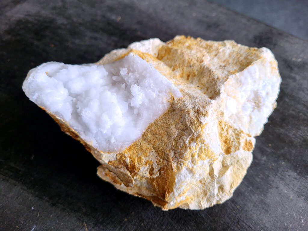 Bergkristal, 0,8kg, 4 euro, nr. 4

Bergkristal is een heldere, kleurloze variëteit van kwarts en is een van de meest voorkomende edelstenen. Het staat bekend om zijn glasachtige glans en wordt gewaardeerd om zijn zuivere, krachtige energie en wordt vaak gebruikt in sieraden, meditatie en heling.
Meditatie en heling: Het wordt gebruikt om energie te zuiveren, te versterken en te balanceren, en wordt vaak ingezet bij meditaties en andere spirituele praktijken.
Bergkristal wordt op veel plaatsen in de wereld gevonden, zoals Brazilië, Madagaskar, de Himalaya en Zwitserland.
Spirituele betekenis:
Bergkristal wordt vaak gezien als een steen die energieën zuivert en in balans brengt, zowel fysiek als energetisch.
Heldere geest:
Het zou helderheid van geest bevorderen en helpen bij het loslaten van negatieve gedachten en emoties.
Versterking van energie:
Bergkristal wordt vaak gebruikt om de energie van andere stenen te versterken.
Bescherming:
In sommige culturen wordt bergkristal gezien als een beschermende steen die aura's beschermt tegen negatieve invloeden.

Kunstgalerie Arnold