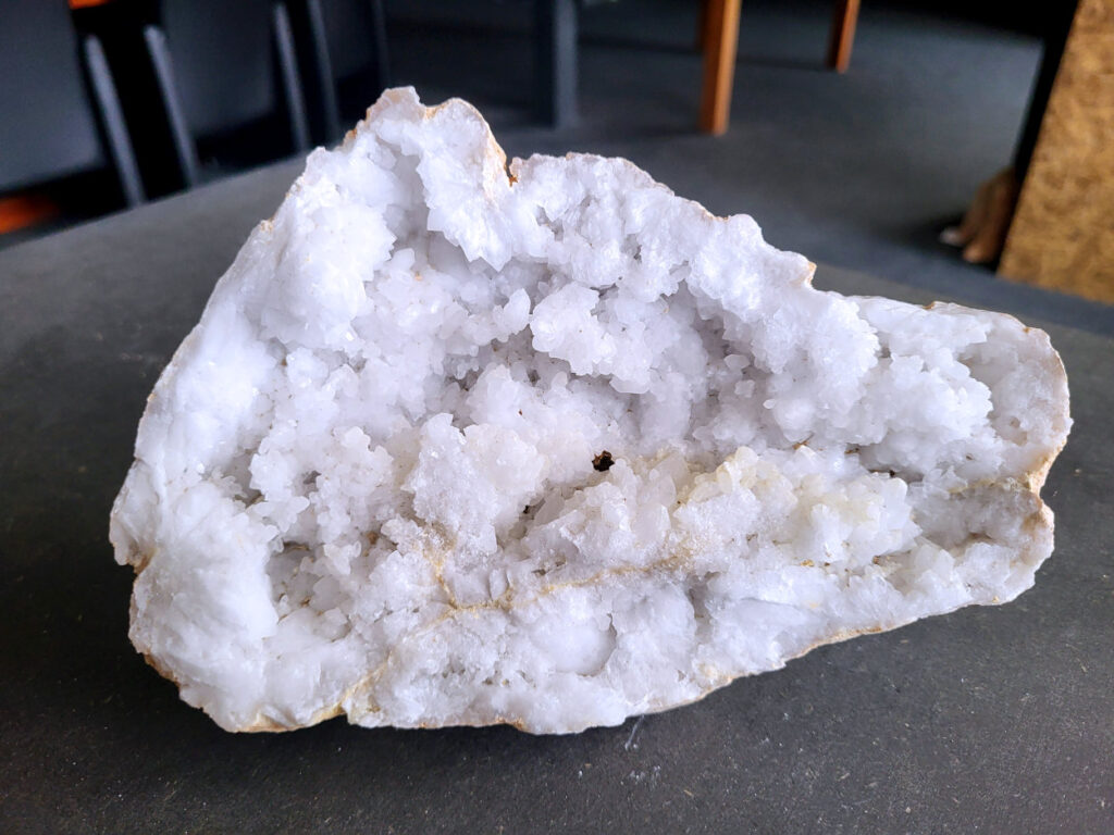 Bergkristal, 1 kg, 8 euro, nr. 7

Bergkristal is een heldere, kleurloze variëteit van kwarts en is een van de meest voorkomende edelstenen. Het staat bekend om zijn glasachtige glans en wordt gewaardeerd om zijn zuivere, krachtige energie en wordt vaak gebruikt in sieraden, meditatie en heling.
Meditatie en heling: Het wordt gebruikt om energie te zuiveren, te versterken en te balanceren, en wordt vaak ingezet bij meditaties en andere spirituele praktijken.
Bergkristal wordt op veel plaatsen in de wereld gevonden, zoals Brazilië, Madagaskar, de Himalaya en Zwitserland.
Spirituele betekenis:
Bergkristal wordt vaak gezien als een steen die energieën zuivert en in balans brengt, zowel fysiek als energetisch.
Heldere geest:
Het zou helderheid van geest bevorderen en helpen bij het loslaten van negatieve gedachten en emoties.
Versterking van energie:
Bergkristal wordt vaak gebruikt om de energie van andere stenen te versterken.
Bescherming:
In sommige culturen wordt bergkristal gezien als een beschermende steen die aura's beschermt tegen negatieve invloeden.

Kunstgalerie Arnold