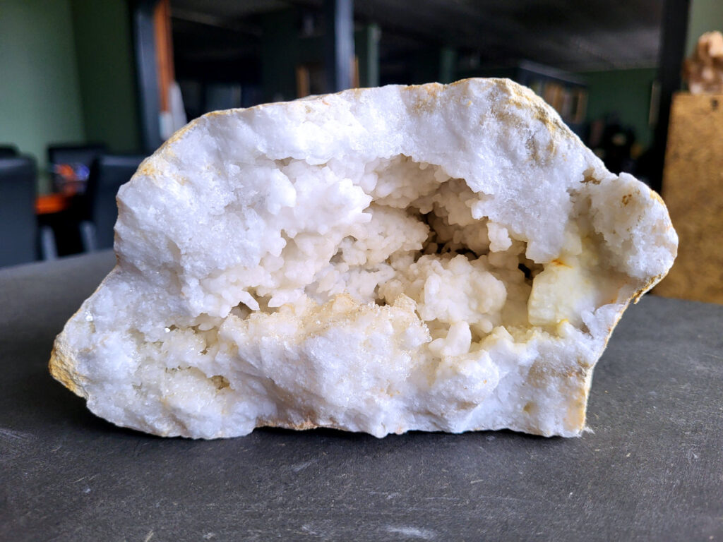 Bergkristal, 1,7kg, 14 euro, nr. 6

Bergkristal is een heldere, kleurloze variëteit van kwarts en is een van de meest voorkomende edelstenen. Het staat bekend om zijn glasachtige glans en wordt gewaardeerd om zijn zuivere, krachtige energie en wordt vaak gebruikt in sieraden, meditatie en heling.
Meditatie en heling: Het wordt gebruikt om energie te zuiveren, te versterken en te balanceren, en wordt vaak ingezet bij meditaties en andere spirituele praktijken.
Bergkristal wordt op veel plaatsen in de wereld gevonden, zoals Brazilië, Madagaskar, de Himalaya en Zwitserland.
Spirituele betekenis:
Bergkristal wordt vaak gezien als een steen die energieën zuivert en in balans brengt, zowel fysiek als energetisch.
Heldere geest:
Het zou helderheid van geest bevorderen en helpen bij het loslaten van negatieve gedachten en emoties.
Versterking van energie:
Bergkristal wordt vaak gebruikt om de energie van andere stenen te versterken.
Bescherming:
In sommige culturen wordt bergkristal gezien als een beschermende steen die aura's beschermt tegen negatieve invloeden.

Kunstgalerie Arnold