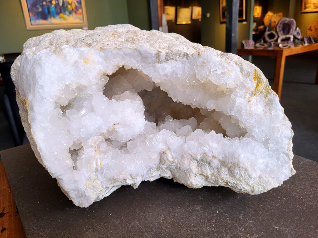 Bergkristal, geode, 17,5kg, 175 euro, nr. 17

Bergkristal is een heldere, kleurloze variëteit van kwarts en is een van de meest voorkomende edelstenen. Het staat bekend om zijn glasachtige glans en wordt gewaardeerd om zijn zuivere, krachtige energie en wordt vaak gebruikt in sieraden, meditatie en heling.
Meditatie en heling: Het wordt gebruikt om energie te zuiveren, te versterken en te balanceren, en wordt vaak ingezet bij meditaties en andere spirituele praktijken.
Bergkristal wordt op veel plaatsen in de wereld gevonden, zoals Brazilië, Madagaskar, de Himalaya en Zwitserland.
Spirituele betekenis:
Bergkristal wordt vaak gezien als een steen die energieën zuivert en in balans brengt, zowel fysiek als energetisch.
Heldere geest:
Het zou helderheid van geest bevorderen en helpen bij het loslaten van negatieve gedachten en emoties.
Versterking van energie:
Bergkristal wordt vaak gebruikt om de energie van andere stenen te versterken.
Bescherming:
In sommige culturen wordt bergkristal gezien als een beschermende steen die aura's beschermt tegen negatieve invloeden.

Kunstgalerie Arnold