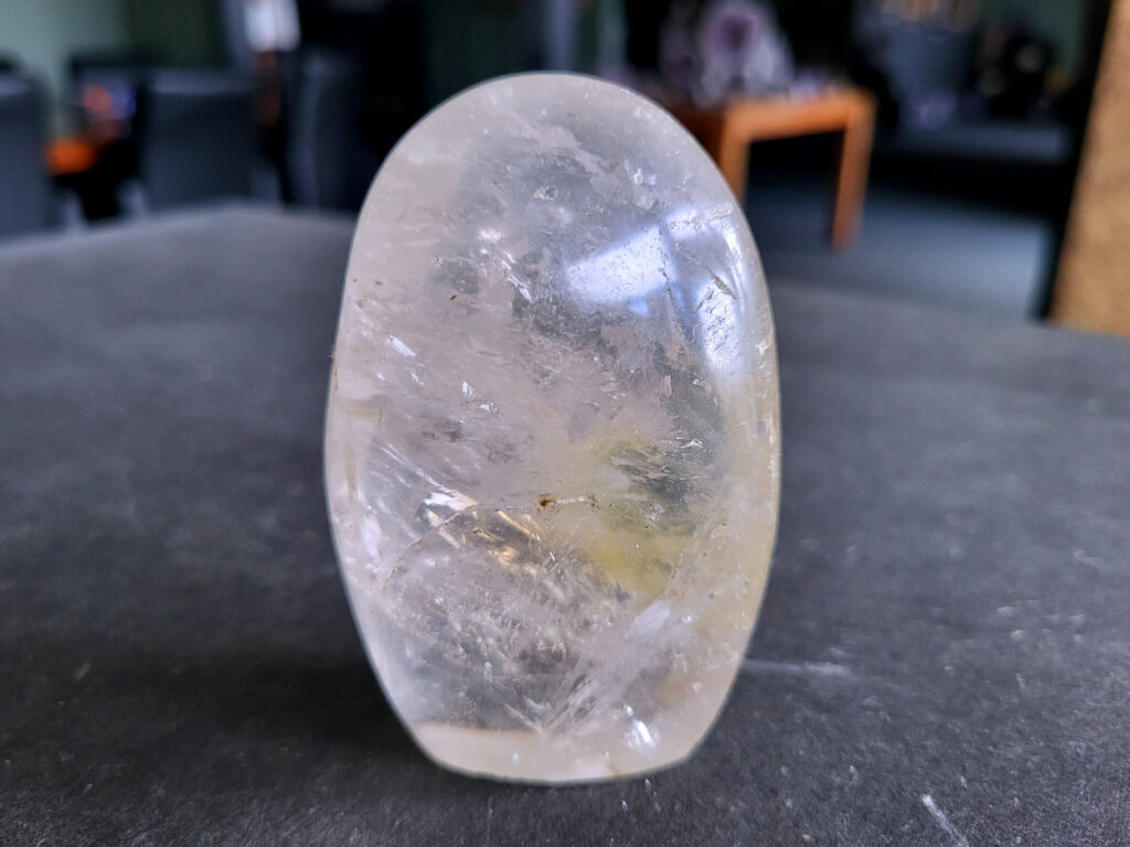 Bergkristal sculptuur, 0,3 kg, 4 euro, nr. 2, nr. 82

Bergkristal is een heldere, kleurloze variëteit van kwarts en is een van de meest voorkomende edelstenen. Het staat bekend om zijn glasachtige glans en wordt gewaardeerd om zijn zuivere, krachtige energie en wordt vaak gebruikt in sieraden, meditatie en heling.
Meditatie en heling: Het wordt gebruikt om energie te zuiveren, te versterken en te balanceren, en wordt vaak ingezet bij meditaties en andere spirituele praktijken.
Bergkristal wordt op veel plaatsen in de wereld gevonden, zoals Brazilië, Madagaskar, de Himalaya en Zwitserland.
Spirituele betekenis:
Bergkristal wordt vaak gezien als een steen die energieën zuivert en in balans brengt, zowel fysiek als energetisch.
Heldere geest:
Het zou helderheid van geest bevorderen en helpen bij het loslaten van negatieve gedachten en emoties.
Versterking van energie:
Bergkristal wordt vaak gebruikt om de energie van andere stenen te versterken.
Bescherming:
In sommige culturen wordt bergkristal gezien als een beschermende steen die aura's beschermt tegen negatieve invloeden.

Kunstgalerie Arnold
