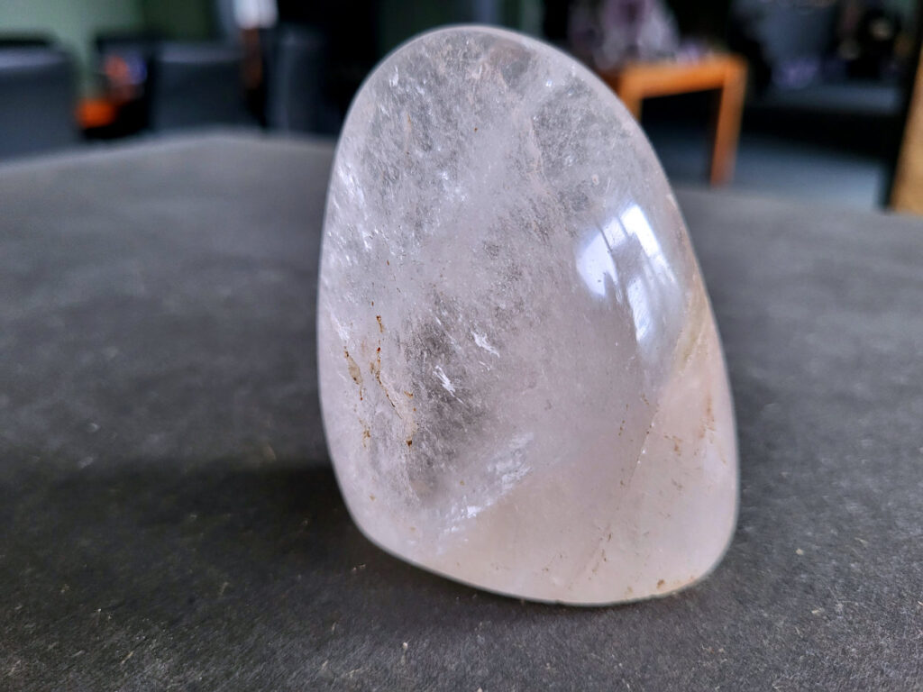 Bergkristal sculptuur, 0,3 kg, 4 euro, nr. 81

Bergkristal is een heldere, kleurloze variëteit van kwarts en is een van de meest voorkomende edelstenen. Het staat bekend om zijn glasachtige glans en wordt gewaardeerd om zijn zuivere, krachtige energie en wordt vaak gebruikt in sieraden, meditatie en heling.
Meditatie en heling: Het wordt gebruikt om energie te zuiveren, te versterken en te balanceren, en wordt vaak ingezet bij meditaties en andere spirituele praktijken.
Bergkristal wordt op veel plaatsen in de wereld gevonden, zoals Brazilië, Madagaskar, de Himalaya en Zwitserland.
Spirituele betekenis:
Bergkristal wordt vaak gezien als een steen die energieën zuivert en in balans brengt, zowel fysiek als energetisch.
Heldere geest:
Het zou helderheid van geest bevorderen en helpen bij het loslaten van negatieve gedachten en emoties.
Versterking van energie:
Bergkristal wordt vaak gebruikt om de energie van andere stenen te versterken.
Bescherming:
In sommige culturen wordt bergkristal gezien als een beschermende steen die aura's beschermt tegen negatieve invloeden.

Kunstgalerie Arnold