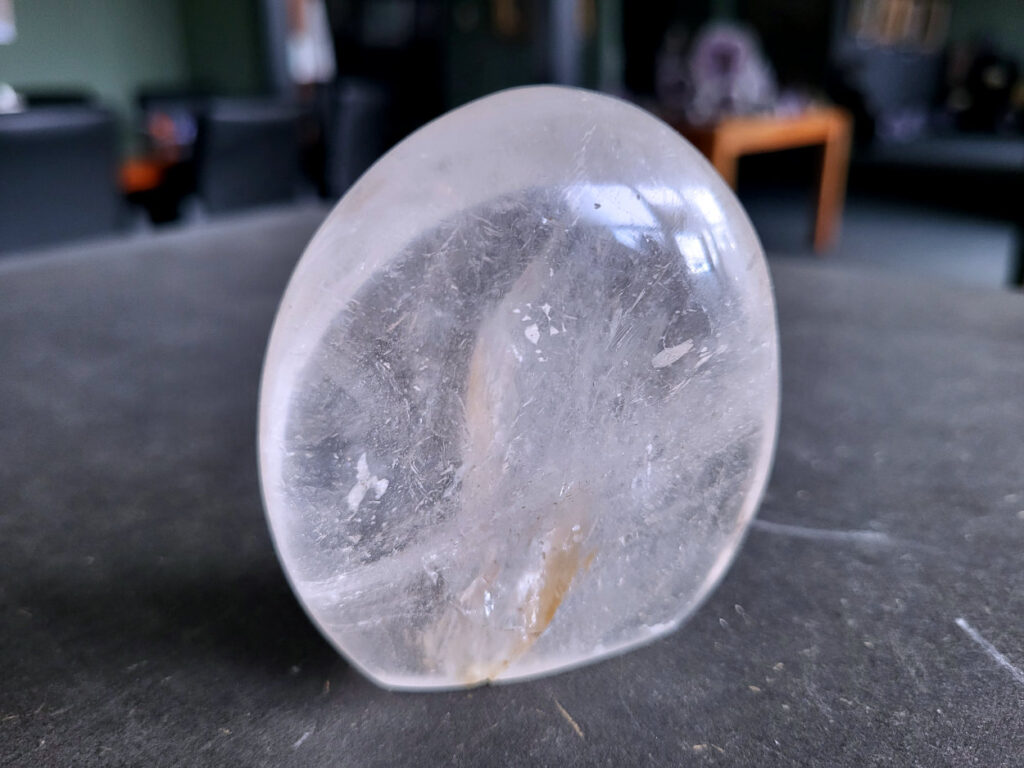Bergkristal sculptuur, 0,3 kg, 5 euro, nr. 80

Bergkristal is een heldere, kleurloze variëteit van kwarts en is een van de meest voorkomende edelstenen. Het staat bekend om zijn glasachtige glans en wordt gewaardeerd om zijn zuivere, krachtige energie en wordt vaak gebruikt in sieraden, meditatie en heling.
Meditatie en heling: Het wordt gebruikt om energie te zuiveren, te versterken en te balanceren, en wordt vaak ingezet bij meditaties en andere spirituele praktijken.
Bergkristal wordt op veel plaatsen in de wereld gevonden, zoals Brazilië, Madagaskar, de Himalaya en Zwitserland.
Spirituele betekenis:
Bergkristal wordt vaak gezien als een steen die energieën zuivert en in balans brengt, zowel fysiek als energetisch.
Heldere geest:
Het zou helderheid van geest bevorderen en helpen bij het loslaten van negatieve gedachten en emoties.
Versterking van energie:
Bergkristal wordt vaak gebruikt om de energie van andere stenen te versterken.
Bescherming:
In sommige culturen wordt bergkristal gezien als een beschermende steen die aura's beschermt tegen negatieve invloeden.

Kunstgalerie Arnold