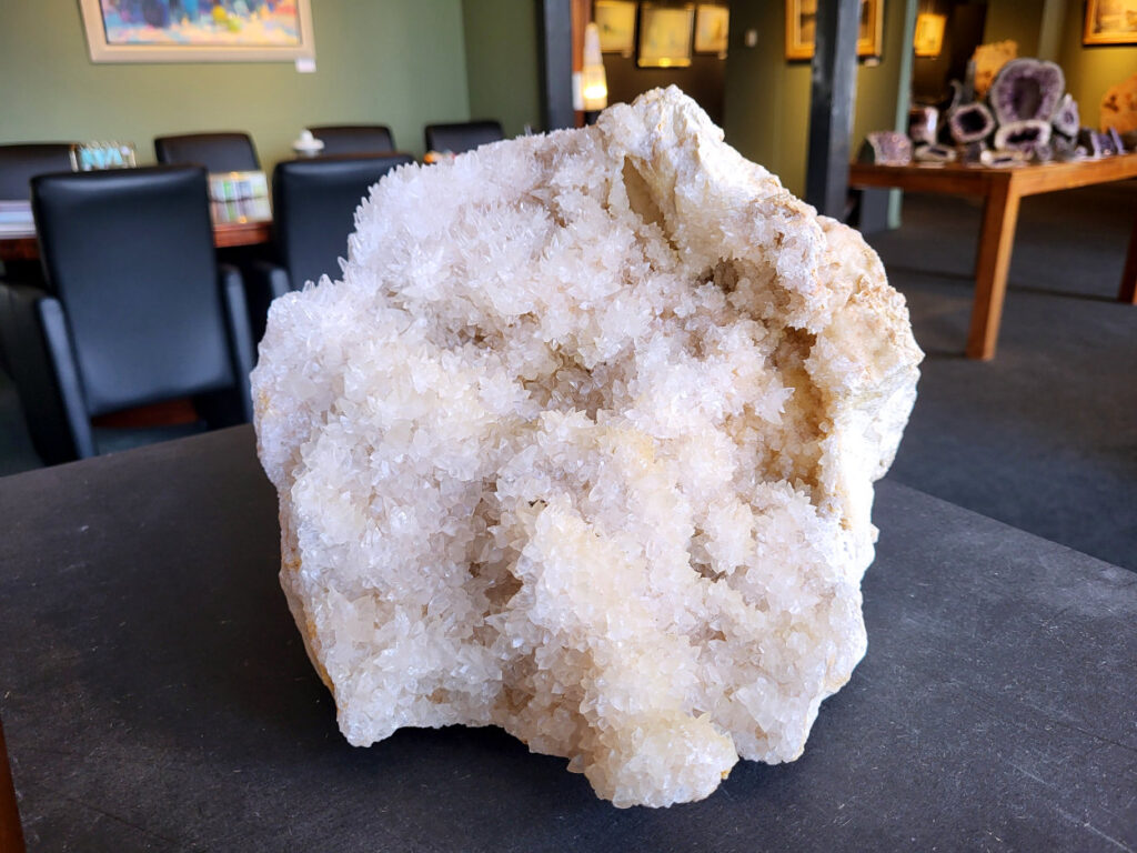 Hondentanden Calciet, 13,8kg, 285,- euro, nr. 45

Hondentandcalciet, beschrijving

Hondentandcalciet, ook wel Starburst calciet genoemd, is een vorm van calciet die bekend staat om zijn unieke, ruwe kristalstructuur die lijkt op hondentanden of varkensstanden. Het wordt gewaardeerd om zijn zachte, heldere uitstraling en wordt vaak gevonden in combinatie met andere mineralen zoals fluoriet. 
Kenmerken van Hondentandcalciet:
Kristalstructuur:
De kristallen zijn grillig, puntig en helder gevormd, wat een ruwe, natuurlijke uitstraling geeft. 
Kleur:
Meestal wit of licht van kleur, soms met bruine tinten of bedekt met andere mineralen zoals fluoriet. 
Energie:
Bekend om zijn zachte, lichtkracht en wordt geassocieerd met diepe transformaties en het openen van het bewustzijn. 
Vormen:
Te vinden in ruwe, onbewerkte vormen, maar ook op standaard of in combinatie met andere mineralen. 
Spiritueel:
Wordt gebruikt voor spirituele doeleinden, zoals meditatie en het openen van het bewustzijn. 
