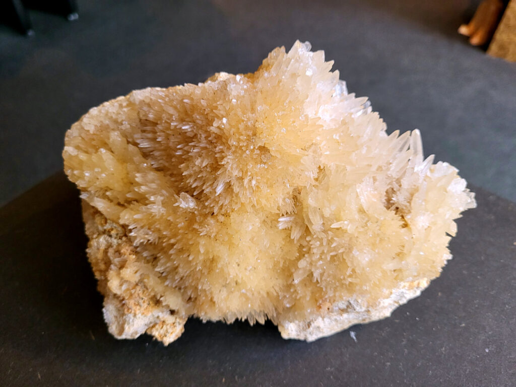 Hondentanden Calciet, 1,4kg, 30,- euro, nr. 12

Hondentandcalciet, beschrijving

Hondentandcalciet, ook wel Starburst calciet genoemd, is een vorm van calciet die bekend staat om zijn unieke, ruwe kristalstructuur die lijkt op hondentanden of varkensstanden. Het wordt gewaardeerd om zijn zachte, heldere uitstraling en wordt vaak gevonden in combinatie met andere mineralen zoals fluoriet. 
Kenmerken van Hondentandcalciet:
Kristalstructuur:
De kristallen zijn grillig, puntig en helder gevormd, wat een ruwe, natuurlijke uitstraling geeft. 
Kleur:
Meestal wit of licht van kleur, soms met bruine tinten of bedekt met andere mineralen zoals fluoriet. 
Energie:
Bekend om zijn zachte, lichtkracht en wordt geassocieerd met diepe transformaties en het openen van het bewustzijn. 
Vormen:
Te vinden in ruwe, onbewerkte vormen, maar ook op standaard of in combinatie met andere mineralen. 
Spiritueel:
Wordt gebruikt voor spirituele doeleinden, zoals meditatie en het openen van het bewustzijn. 
