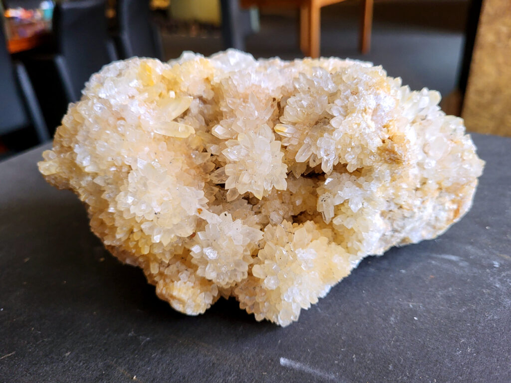 Hondentanden Calciet, 2,1kg, 45,- euro, nr. 40

Hondentandcalciet, beschrijving

Hondentandcalciet, ook wel Starburst calciet genoemd, is een vorm van calciet die bekend staat om zijn unieke, ruwe kristalstructuur die lijkt op hondentanden of varkensstanden. Het wordt gewaardeerd om zijn zachte, heldere uitstraling en wordt vaak gevonden in combinatie met andere mineralen zoals fluoriet. 
Kenmerken van Hondentandcalciet:
Kristalstructuur:
De kristallen zijn grillig, puntig en helder gevormd, wat een ruwe, natuurlijke uitstraling geeft. 
Kleur:
Meestal wit of licht van kleur, soms met bruine tinten of bedekt met andere mineralen zoals fluoriet. 
Energie:
Bekend om zijn zachte, lichtkracht en wordt geassocieerd met diepe transformaties en het openen van het bewustzijn. 
Vormen:
Te vinden in ruwe, onbewerkte vormen, maar ook op standaard of in combinatie met andere mineralen. 
Spiritueel:
Wordt gebruikt voor spirituele doeleinden, zoals meditatie en het openen van het bewustzijn. 
