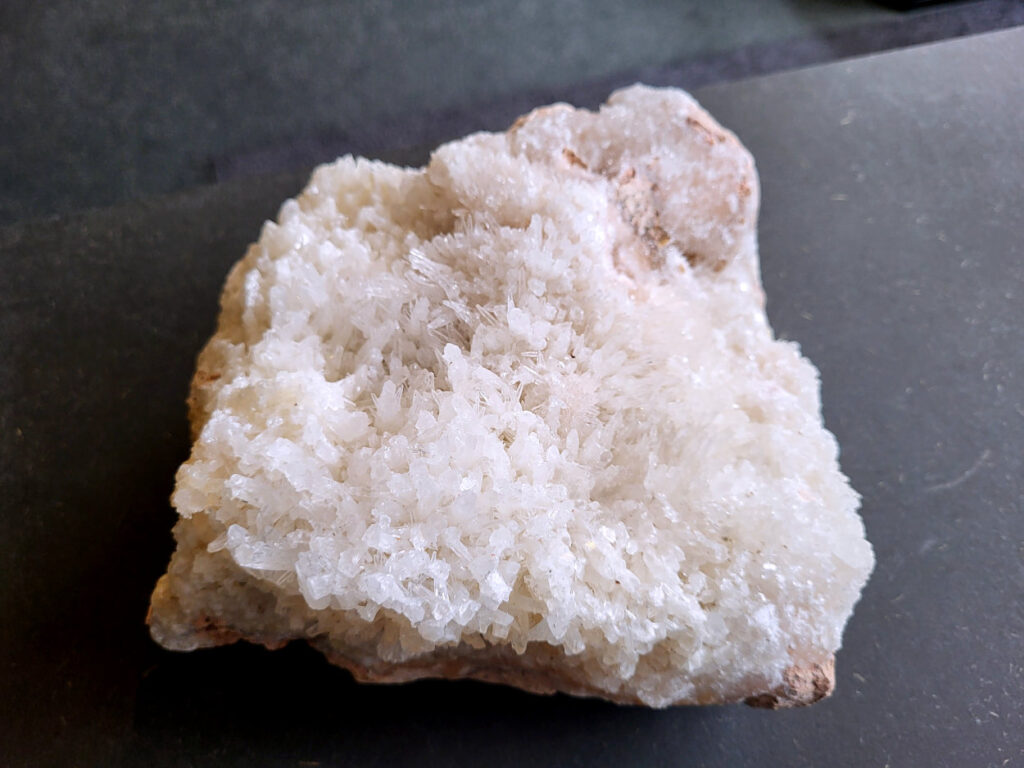 Hondentanden Calciet, 2,3kg, 50,- euro, nr. 10

Hondentandcalciet, beschrijving

Hondentandcalciet, ook wel Starburst calciet genoemd, is een vorm van calciet die bekend staat om zijn unieke, ruwe kristalstructuur die lijkt op hondentanden of varkensstanden. Het wordt gewaardeerd om zijn zachte, heldere uitstraling en wordt vaak gevonden in combinatie met andere mineralen zoals fluoriet. 
Kenmerken van Hondentandcalciet:
Kristalstructuur:
De kristallen zijn grillig, puntig en helder gevormd, wat een ruwe, natuurlijke uitstraling geeft. 
Kleur:
Meestal wit of licht van kleur, soms met bruine tinten of bedekt met andere mineralen zoals fluoriet. 
Energie:
Bekend om zijn zachte, lichtkracht en wordt geassocieerd met diepe transformaties en het openen van het bewustzijn. 
Vormen:
Te vinden in ruwe, onbewerkte vormen, maar ook op standaard of in combinatie met andere mineralen. 
Spiritueel:
Wordt gebruikt voor spirituele doeleinden, zoals meditatie en het openen van het bewustzijn. 
