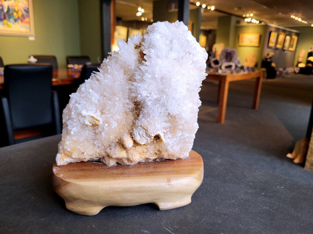 Hondentanden Calciet, 2,9kg, 63,- euro, nr. 6

Hondentandcalciet, beschrijving

Hondentandcalciet, ook wel Starburst calciet genoemd, is een vorm van calciet die bekend staat om zijn unieke, ruwe kristalstructuur die lijkt op hondentanden of varkensstanden. Het wordt gewaardeerd om zijn zachte, heldere uitstraling en wordt vaak gevonden in combinatie met andere mineralen zoals fluoriet. 
Kenmerken van Hondentandcalciet:
Kristalstructuur:
De kristallen zijn grillig, puntig en helder gevormd, wat een ruwe, natuurlijke uitstraling geeft. 
Kleur:
Meestal wit of licht van kleur, soms met bruine tinten of bedekt met andere mineralen zoals fluoriet. 
Energie:
Bekend om zijn zachte, lichtkracht en wordt geassocieerd met diepe transformaties en het openen van het bewustzijn. 
Vormen:
Te vinden in ruwe, onbewerkte vormen, maar ook op standaard of in combinatie met andere mineralen. 
Spiritueel:
Wordt gebruikt voor spirituele doeleinden, zoals meditatie en het openen van het bewustzijn. 
