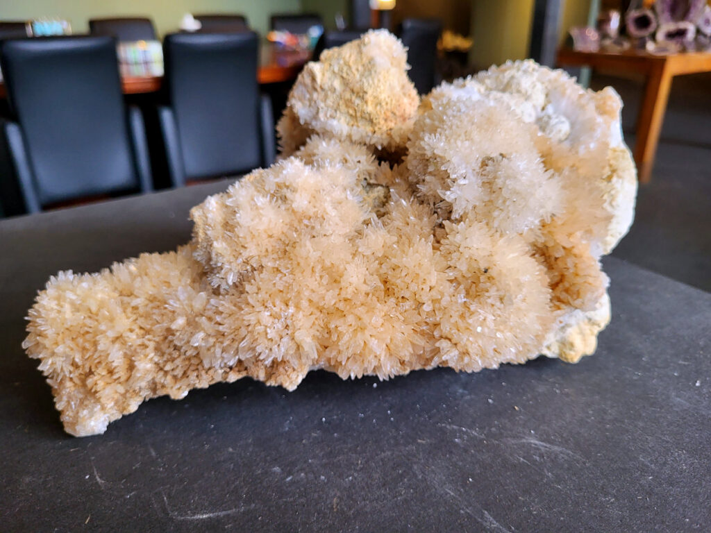 Hondentanden Calciet, 3,7kg, 70,- euro, nr. 42

Hondentandcalciet, beschrijving

Hondentandcalciet, ook wel Starburst calciet genoemd, is een vorm van calciet die bekend staat om zijn unieke, ruwe kristalstructuur die lijkt op hondentanden of varkensstanden. Het wordt gewaardeerd om zijn zachte, heldere uitstraling en wordt vaak gevonden in combinatie met andere mineralen zoals fluoriet. 
Kenmerken van Hondentandcalciet:
Kristalstructuur:
De kristallen zijn grillig, puntig en helder gevormd, wat een ruwe, natuurlijke uitstraling geeft. 
Kleur:
Meestal wit of licht van kleur, soms met bruine tinten of bedekt met andere mineralen zoals fluoriet. 
Energie:
Bekend om zijn zachte, lichtkracht en wordt geassocieerd met diepe transformaties en het openen van het bewustzijn. 
Vormen:
Te vinden in ruwe, onbewerkte vormen, maar ook op standaard of in combinatie met andere mineralen. 
Spiritueel:
Wordt gebruikt voor spirituele doeleinden, zoals meditatie en het openen van het bewustzijn. 
