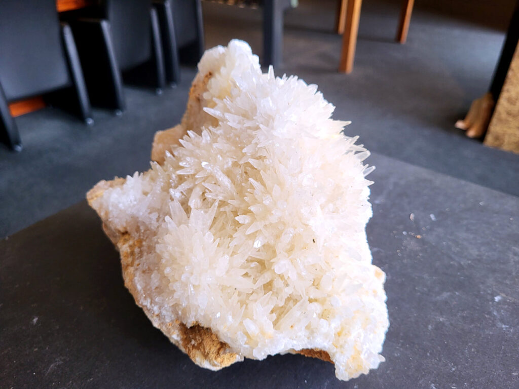 Hondentanden Calciet, 3,8kg, 83,- euro, nr. 43

Hondentandcalciet, beschrijving

Hondentandcalciet, ook wel Starburst calciet genoemd, is een vorm van calciet die bekend staat om zijn unieke, ruwe kristalstructuur die lijkt op hondentanden of varkensstanden. Het wordt gewaardeerd om zijn zachte, heldere uitstraling en wordt vaak gevonden in combinatie met andere mineralen zoals fluoriet. 
Kenmerken van Hondentandcalciet:
Kristalstructuur:
De kristallen zijn grillig, puntig en helder gevormd, wat een ruwe, natuurlijke uitstraling geeft. 
Kleur:
Meestal wit of licht van kleur, soms met bruine tinten of bedekt met andere mineralen zoals fluoriet. 
Energie:
Bekend om zijn zachte, lichtkracht en wordt geassocieerd met diepe transformaties en het openen van het bewustzijn. 
Vormen:
Te vinden in ruwe, onbewerkte vormen, maar ook op standaard of in combinatie met andere mineralen. 
Spiritueel:
Wordt gebruikt voor spirituele doeleinden, zoals meditatie en het openen van het bewustzijn. 

