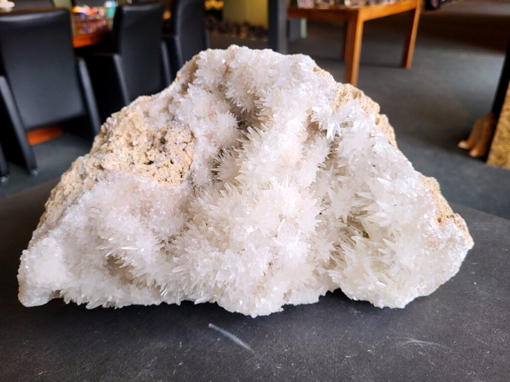 Hondentanden Calciet, 4,9kg, 108,- euro, nr. 44

Hondentandcalciet, beschrijving

Hondentandcalciet, ook wel Starburst calciet genoemd, is een vorm van calciet die bekend staat om zijn unieke, ruwe kristalstructuur die lijkt op hondentanden of varkensstanden. Het wordt gewaardeerd om zijn zachte, heldere uitstraling en wordt vaak gevonden in combinatie met andere mineralen zoals fluoriet. 
Kenmerken van Hondentandcalciet:
Kristalstructuur:
De kristallen zijn grillig, puntig en helder gevormd, wat een ruwe, natuurlijke uitstraling geeft. 
Kleur:
Meestal wit of licht van kleur, soms met bruine tinten of bedekt met andere mineralen zoals fluoriet. 
Energie:
Bekend om zijn zachte, lichtkracht en wordt geassocieerd met diepe transformaties en het openen van het bewustzijn. 
Vormen:
Te vinden in ruwe, onbewerkte vormen, maar ook op standaard of in combinatie met andere mineralen. 
Spiritueel:
Wordt gebruikt voor spirituele doeleinden, zoals meditatie en het openen van het bewustzijn. 
