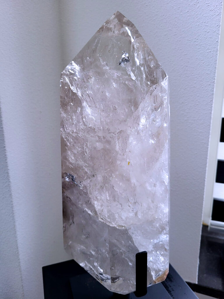<strong>Bergkristal helder, 11,6 kg, 45cm hoog, 1650,- euro, nr. 4

Bergkristal is een heldere, kleurloze variëteit van kwarts en is een van de meest voorkomende edelstenen. 

Het staat bekend om zijn glasachtige glans en wordt gewaardeerd om zijn zuivere, krachtige energie en wordt vaak gebruikt in sieraden, meditatie en heling.
Meditatie en heling: Het wordt gebruikt om energie te zuiveren, te versterken en te balanceren, en wordt vaak ingezet bij meditaties en andere spirituele praktijken.
Bergkristal wordt op veel plaatsen in de wereld gevonden, zoals Brazilië, Madagaskar, de Himalaya en Zwitserland.
Spirituele betekenis:
Bergkristal wordt vaak gezien als een steen die energieën zuivert en in balans brengt, zowel fysiek als energetisch.
Heldere geest:
Het zou helderheid van geest bevorderen en helpen bij het loslaten van negatieve gedachten en emoties.
Versterking van energie:
Bergkristal wordt vaak gebruikt om de energie van andere stenen te versterken.
Bescherming:
In sommige culturen wordt bergkristal gezien als een beschermende steen die aura's beschermt tegen negatieve invloeden.</strong>